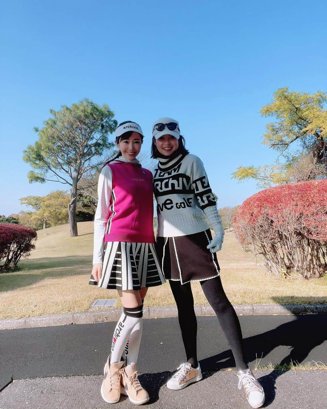 松本あゆ美さんのインスタグラム写真 - (松本あゆ美Instagram)「. 玲奈さんとラウンドへ⛳️ 小春日和に秋ラウンドを大満喫しました🍁 . スカートは前回着用したスカートの色違いです。 ホワイト×ブラックも鉄板の可愛さ🤍🖤 . . Tops・Skirt・Sun visor・Socks：@archivio.official_online . . #archivio #アルチビオ #ゴートゥグリーン  #キングフィールズゴルフクラブ #golfstagram #golfgirl  #golfwear #골프 #골프웨어 #高尔夫球  #ゴルフ女子 #ゴルフ女子コーデ  #ゴルフ好きな人と繋がりたい  #気象予報士 #セントフォース #weatherforecast  #お天気お姉さんの日常」11月20日 12時57分 - ayumi_matsumoto_1124