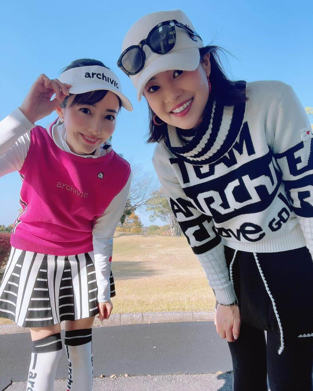 松本あゆ美さんのインスタグラム写真 - (松本あゆ美Instagram)「. 玲奈さんとラウンドへ⛳️ 小春日和に秋ラウンドを大満喫しました🍁 . スカートは前回着用したスカートの色違いです。 ホワイト×ブラックも鉄板の可愛さ🤍🖤 . . Tops・Skirt・Sun visor・Socks：@archivio.official_online . . #archivio #アルチビオ #ゴートゥグリーン  #キングフィールズゴルフクラブ #golfstagram #golfgirl  #golfwear #골프 #골프웨어 #高尔夫球  #ゴルフ女子 #ゴルフ女子コーデ  #ゴルフ好きな人と繋がりたい  #気象予報士 #セントフォース #weatherforecast  #お天気お姉さんの日常」11月20日 12時57分 - ayumi_matsumoto_1124