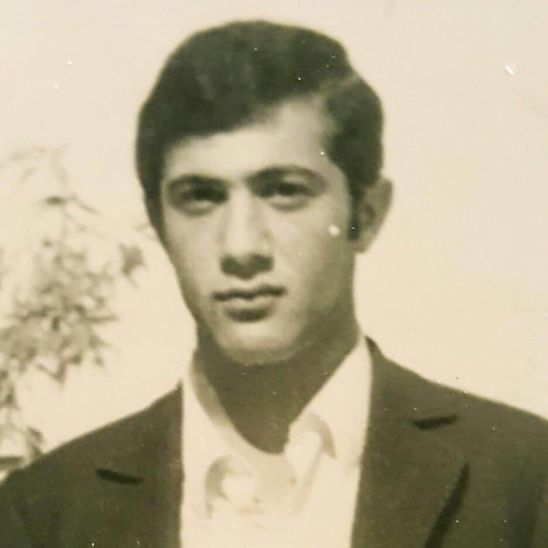 国山ハセンのインスタグラム：「同じやないかい。  When my father was young When I was young  #国山ハセン #fatherandson  #iraq #japan」