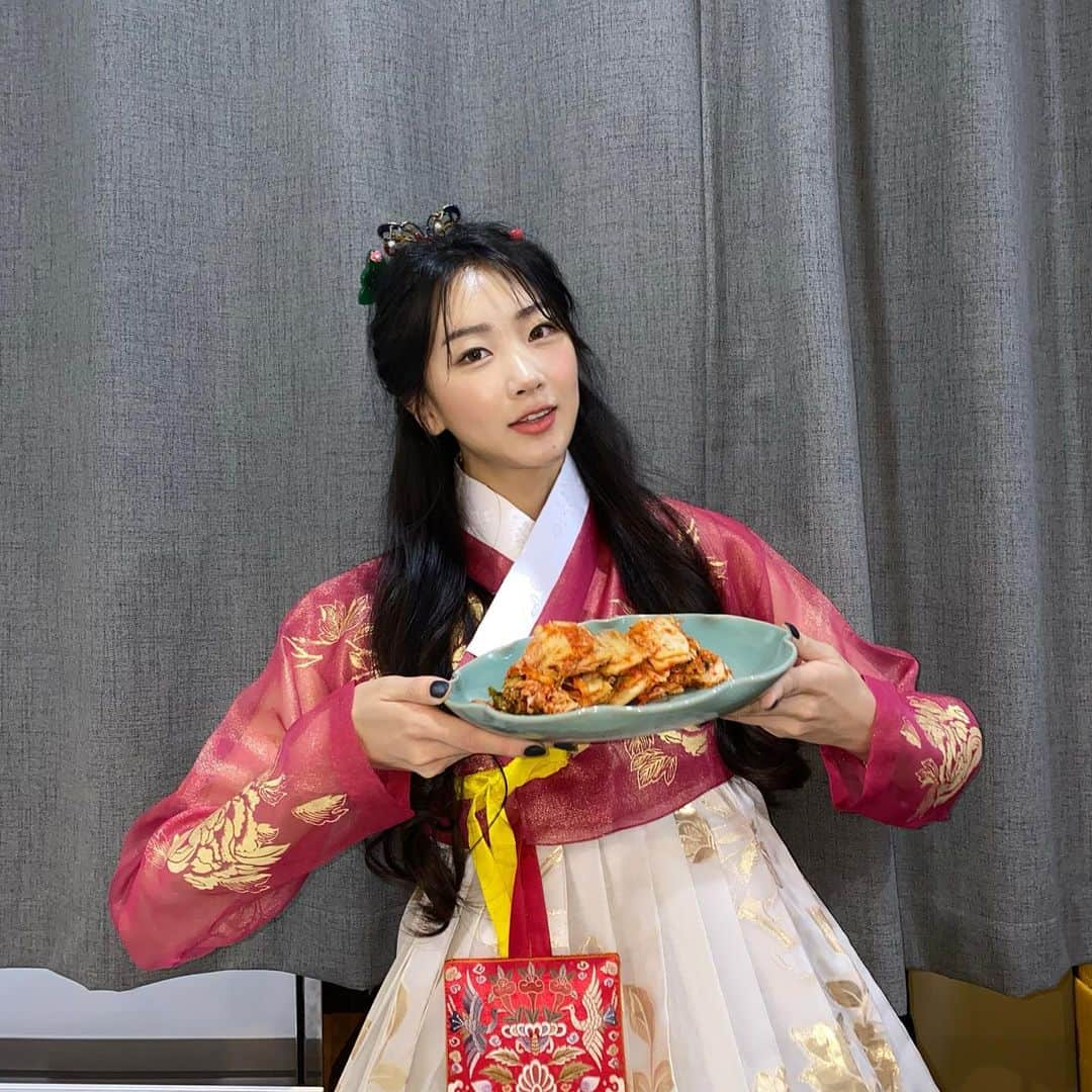 スビン さんのインスタグラム写真 - (スビン Instagram)「우리의 것이 최고! 우리나라 김치 최고! #김치홍보대사 #kimchi #koreakimchifestival #이선영한복」11月20日 12時57分 - dalsooobin