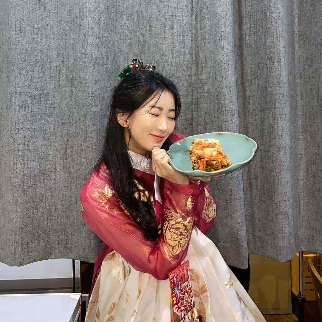 スビン さんのインスタグラム写真 - (スビン Instagram)「우리의 것이 최고! 우리나라 김치 최고! #김치홍보대사 #kimchi #koreakimchifestival #이선영한복」11月20日 12時57分 - dalsooobin