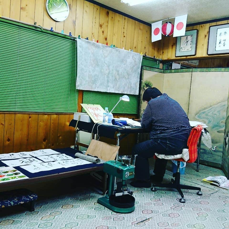 彦摩呂さんのインスタグラム写真 - (彦摩呂Instagram)「奈良の書画の師匠であり 私の高校の恩師の 森本先生のお宅に お邪魔しました‼️ 目的は、畑仕事⁉️ ではなく‼️ 作品の制作なんです‼️🎵 皆様には、あまり発表してなかったけど、実は、書画をやっています‼️🌸 これから、徐々にお知らせして行きます‼️🌸 宜しくお願いします🙇‍♂️⤵️ #彦摩呂#奈良県#書画#畑#畑仕事」11月20日 13時06分 - hikomaro_honmono