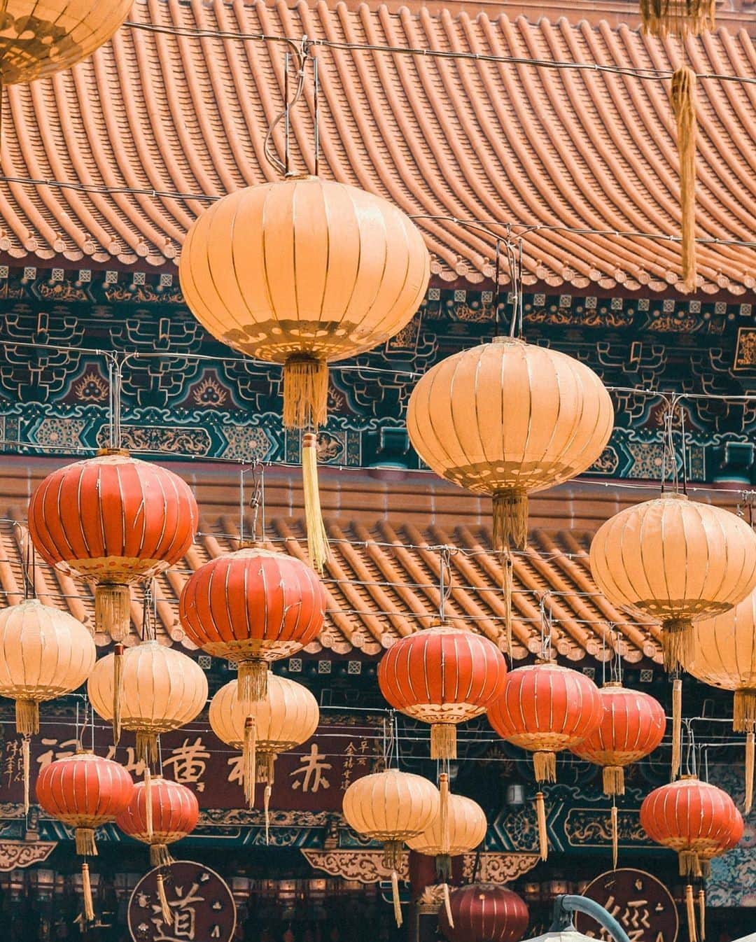 Discover Hong Kongさんのインスタグラム写真 - (Discover Hong KongInstagram)「Love how these Chinese lanterns add to the temple’s traditional ambience! 大紅燈籠高高掛，好有傳統嘅味道。 📷: @lythanhco #DiscoverHongKong」11月20日 13時00分 - discoverhongkong