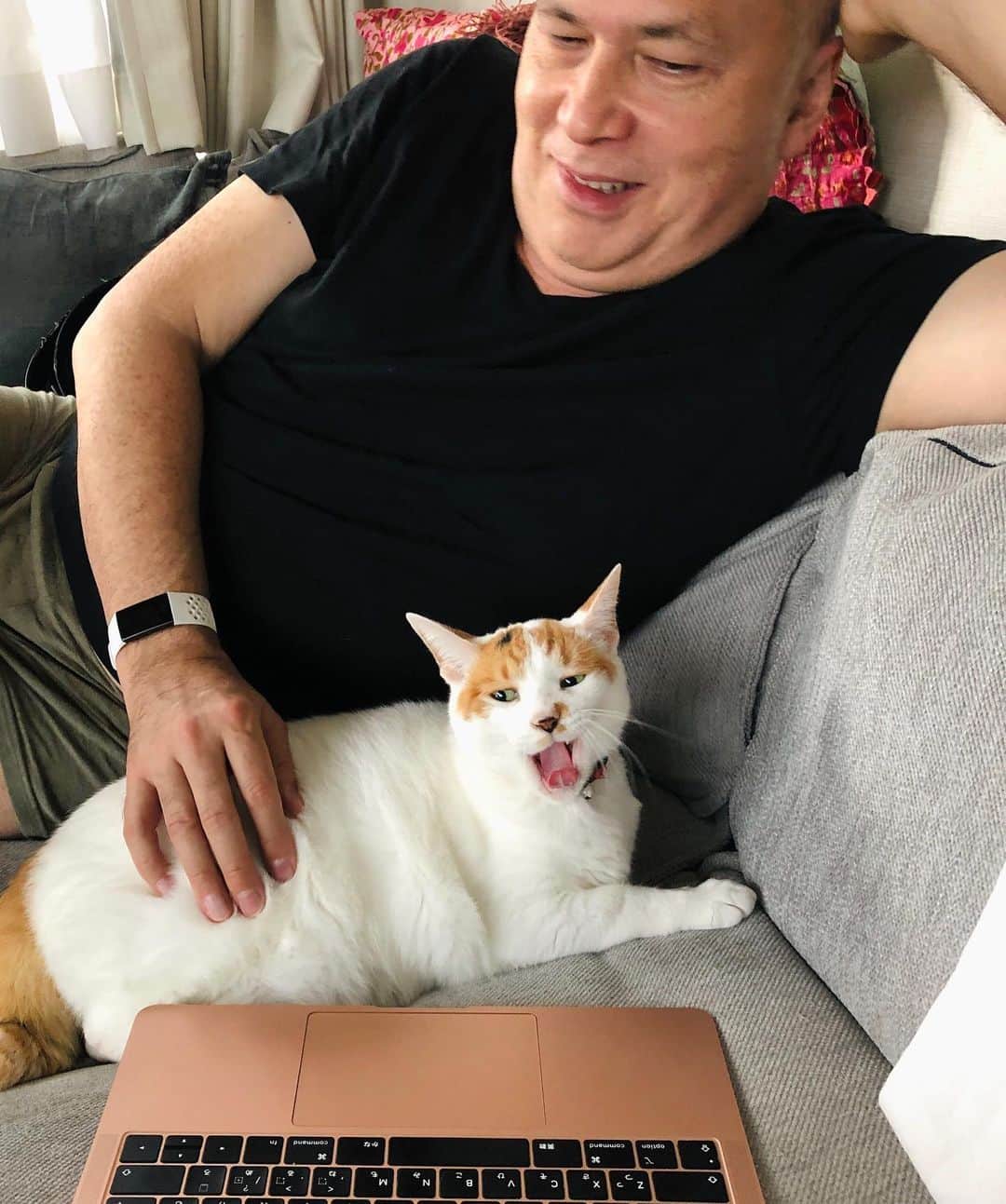 池田有希子のインスタグラム：「モーリーの朝のツイッター活動の様子です。」