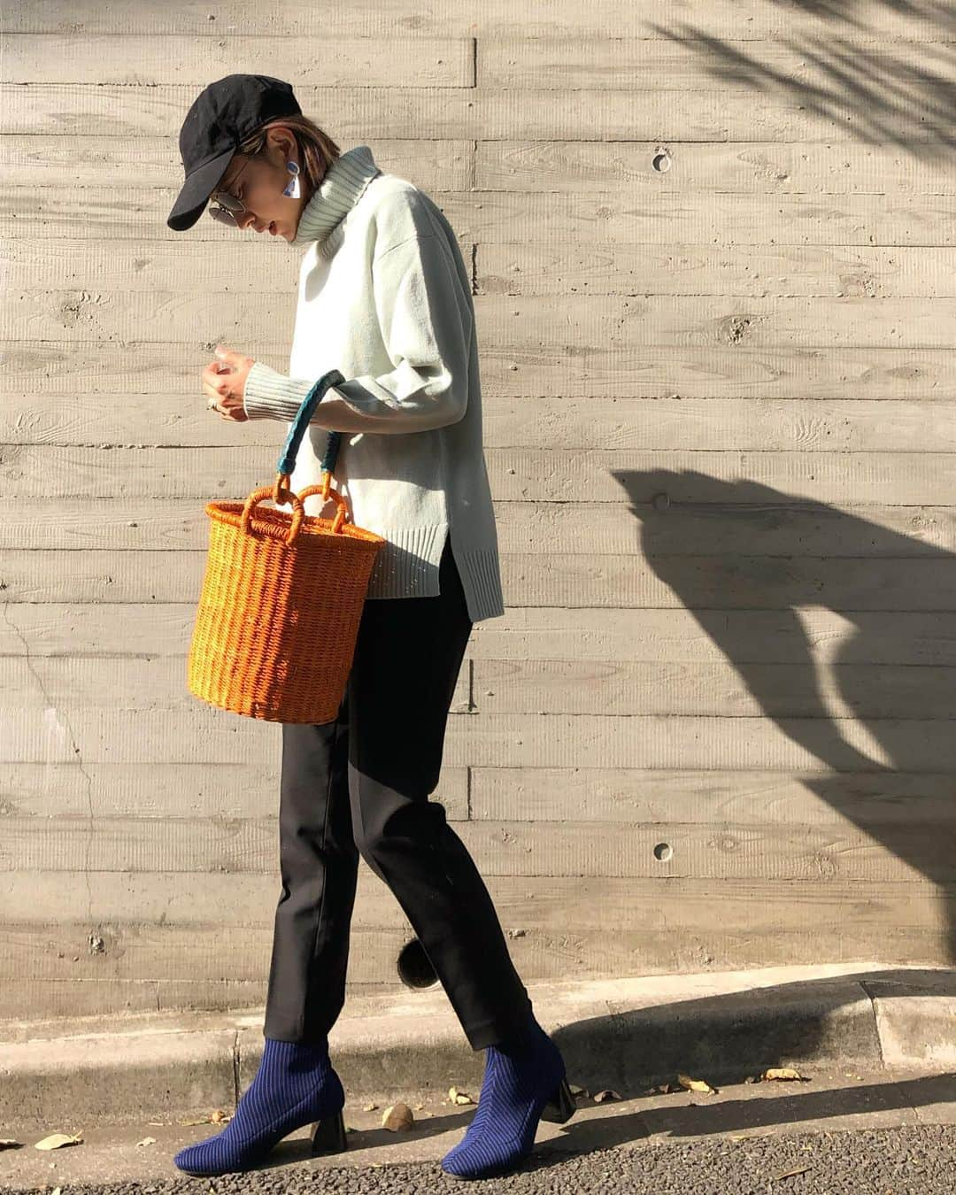 EMILY/BLUEさんのインスタグラム写真 - (EMILY/BLUEInstagram)「風が強かった今朝🍂 本日の母ちゃん。 キレイめなニット＆パンツ @plst_official のもの。 黒のハットでちょっとカジュアルダウン♡ 秋冬コーデに持つカゴバッグもすき。 このパンツ、履き心地も良いし、めちゃくちゃ脚を綺麗に見せてくれて嬉しいな♡ ニットは珍しくシャーベットグリーンをチョイス。 ちなみにPLSTでは、アプリ会員様限定のメンバーズセールを11/23(月)まで実施中だそうです👏🏼 アプリは当日入会もOKで、期間中は10％OFFでお買い物ができます。 詳細はPLSTオンラインストアや公式アプリからご覧下さいませ。 #プラステコーデ #plst #プラステ#sponsored #秋コーデ #大人コーデ #大人カジュアル #プチプラ #プチプラコーデ #ニットコーデ #fashion #ootd #outfit #baby #コーディネート #ファッション #ママファッション #ママコーデ #カジュアルコーデ #ボブヘア #赤ちゃんのいる生活 #男の子ママ #女の子ママ #子供のいる暮らし #シンプルコーデ #身長162cm」11月20日 13時04分 - emilybluejewelry0220