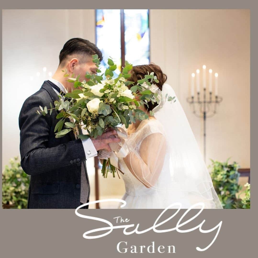 The Sally Garden（ザ サリィガーデン）さんのインスタグラム写真 - (The Sally Garden（ザ サリィガーデン）Instagram)「. ． 最近、 『ナチュラルな雰囲気』を 重視される 花嫁さまが増えています。 . 欠かせないアイテムの一つが #葉っぱ の #ウエディングブーケ . . . . ・。*・。*・。*・。*・。*・。*・ . 🏠公式ホームページは @the_sally_garden のURLから💕 ☞http://sally-garden.jp/ . お気軽にお問い合わせ下さい！ . ． ・。*・。*・。*・。*・。*・。*・ サリィ"５大"おすすめPOINT👰♡ ・。*・。*・。*・。*・。*・。*・ . （１）完全貸切ウエディング🏠💕 . 鮮やかな緑と光が包む。 別荘に友人や家族を招くようにリラックスできる空間 . ┈┈┈┈┈┈┈┈┈┈┈┈┈┈┈┈┈┈┈ （２）360度ゲストを囲むガーデン挙式🌿 . 憧れのガーデン挙式と 人気のラスティックウェディングが叶う . ┈┈┈┈┈┈┈┈┈┈┈┈┈┈┈┈┈┈┈ （３）ゲストの喜びが鍵になる👰🤵✨ . ふたりの想いやイメージを汲み取り、 おもてなしのプロとしてチームサリィが 一丸となり理想のウエディングを創り上げます。 . ┈┈┈┈┈┈┈┈┈┈┈┈┈┈┈┈┈┈┈ （４）笑顔が広がる美食🍽💕 . 幅広い年齢層から支持される美食 お箸で年配ゲストも食べやすい気配りも。 . ┈┈┈┈┈┈┈┈┈┈┈┈┈┈┈┈┈┈┈ （５）アクセス🚘🌟 . 最寄り駅から5分!! 国道50号線付近にあり各方面から訪れやすい。 . ・。*・。*・。*・。*・。*・。*・ #ザサリィガーデン  #栃木結婚式 #花嫁diyレポ #ブーケ手作り #ブーケ迷子 #花嫁ブーケ #結婚式ブーケ #プレ花嫁準備中 #ブーケブルズ #手作りブーケ #ドライフラワーブーケ #クラッチブーケ　 #ウェディングブーケ #造花ブーケ #持ち込みブーケ #ガーデンウエディング #ナチュラルウエディング #gardenwedding #naturalwedding #プラコレ #Dressy花嫁 #ゼクシィ2020 #2020秋婚 #2020冬婚 #2021春婚 #2021夏婚」11月20日 13時15分 - the_sally_garden