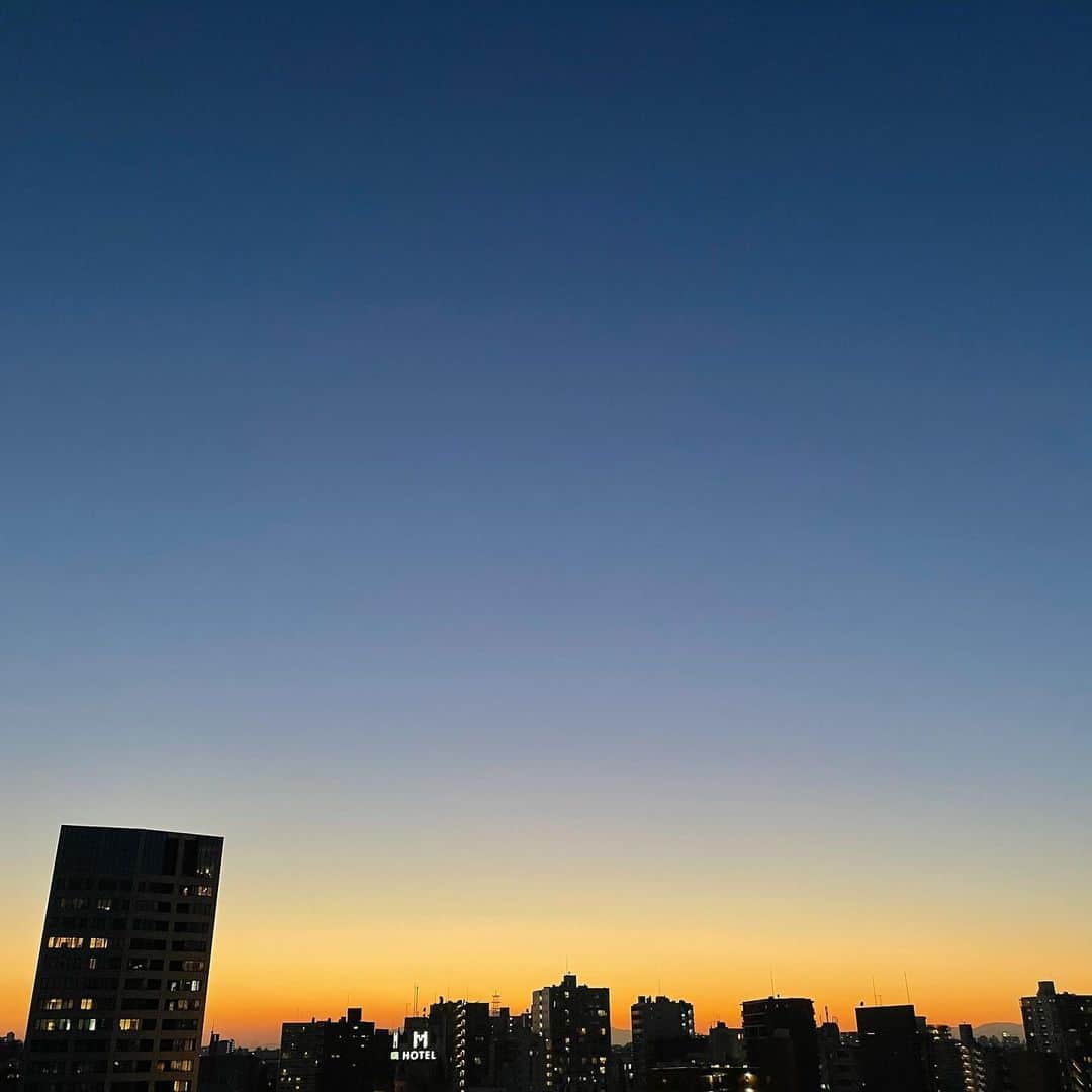 のインスタグラム：「スタジオから見える景色がいつも息を呑むほど綺麗で、見惚れてしまいます。 あの空の彼方まで空中散歩したくなります。 そういえば小学校の写生会で "彼方" という題名の作品を描きました。 その時描いた空も、すごく美しい空だったなぁ。」
