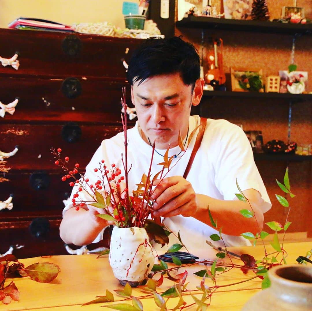 宮田麺児さんのインスタグラム写真 - (宮田麺児Instagram)「言葉なんかいらんよね。 伝えたい事　感じて それ　花の言葉やから。  #花いけ#生け花 #花言葉#感じて」11月20日 13時11分 - miyatamenji