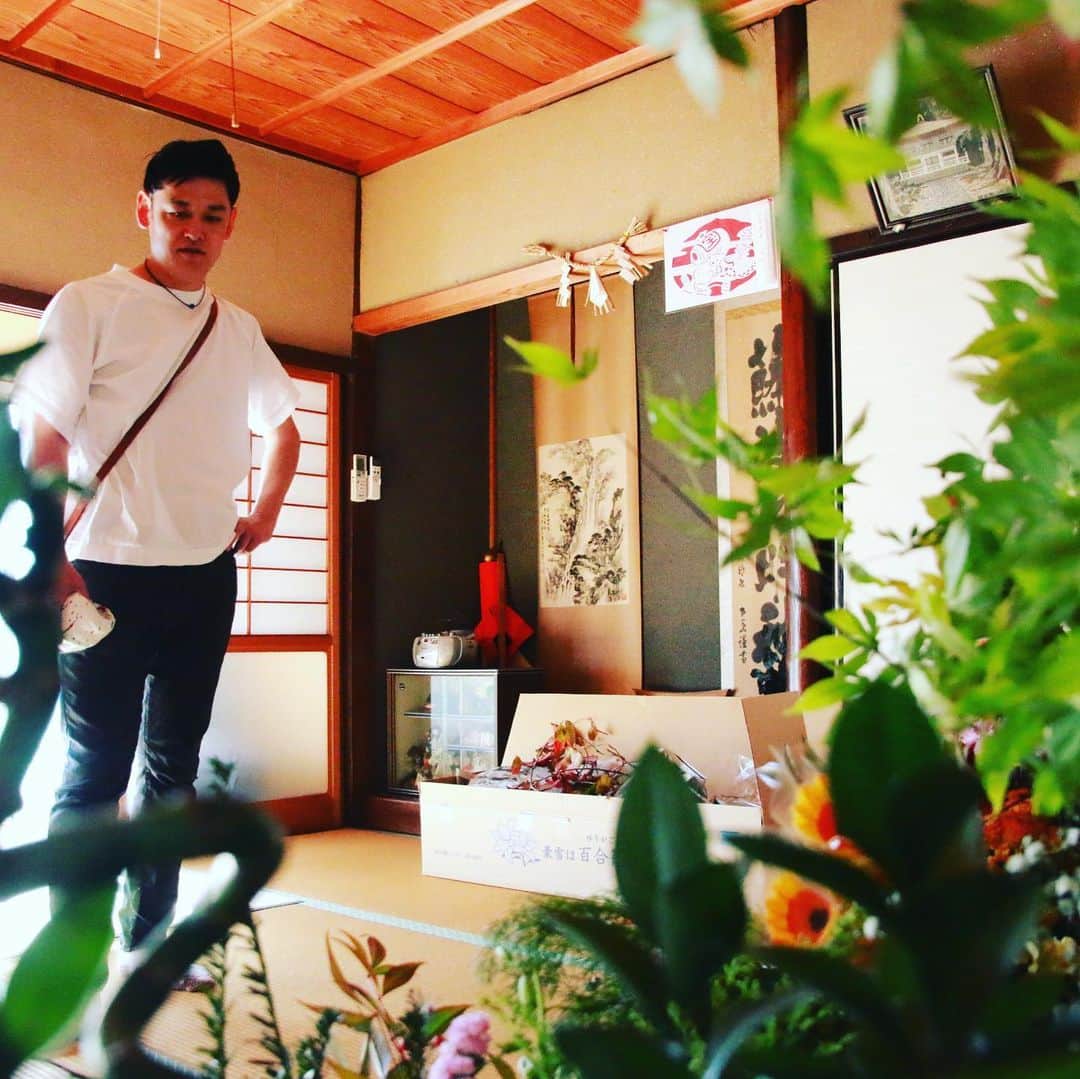 宮田麺児のインスタグラム：「言葉なんかいらんよね。 伝えたい事　感じて それ　花の言葉やから。  #花いけ#生け花 #花言葉#感じて」
