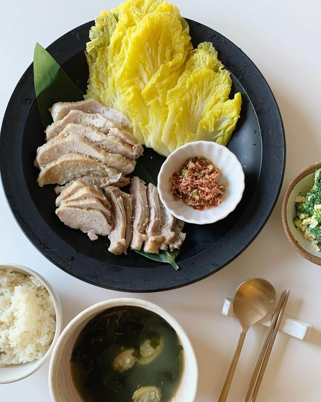 高木りなのインスタグラム：「久しぶりの韓国料理🇰🇷✨ 今夜はポッサムとわかめスープでした。 (あと追加で卵焼きも)  主人が長期不在中のため 肝心な白菜キムチも大根キムチも切れてるー🙈 でもポッサムはピリ辛と合わせて食べたい！ なので、セウジョ(アミの塩辛)を ピリ辛にアレンジしました🙌🏻  次男くんも食べられるよう ポッサムを茹でる時はスパイス系を省き、 茹でたあと余分な油を取るために 10分ほど蒸し器で蒸しました。  そしてわかめスープにも 赤ちゃん用の汁醤油を使いましたー。 ごちそうさまでした✨  오랜만에 한국 요리! 보쌈이랑 미역국 만들었어요~ (추가로 계란말이도 ㅎㅎ)  남편이 장기간 출장중이다보니 김치가 집에 없네요...🤦🏻‍♀ ️그래도 보쌈은 매콤한게 필요하니까  새우젓을 양념장으로 만들어서 먹었어요  둘째도 먹을 수 있게 보쌈을 삶을때 향신료를 안넣고,  기름을 빼려고 삶은 후에 10분간 찜했어요. 그리고 미역국도 아기용 국간장 사용했고요~  잘 먹었습니다✨  #おうちごはん #韓国料理 #ポッサム #わかめスープ #집밥 #한식 #보쌈 #미역국 #리나스테이블 #rinastable #koreanfood #bossam #homemade」