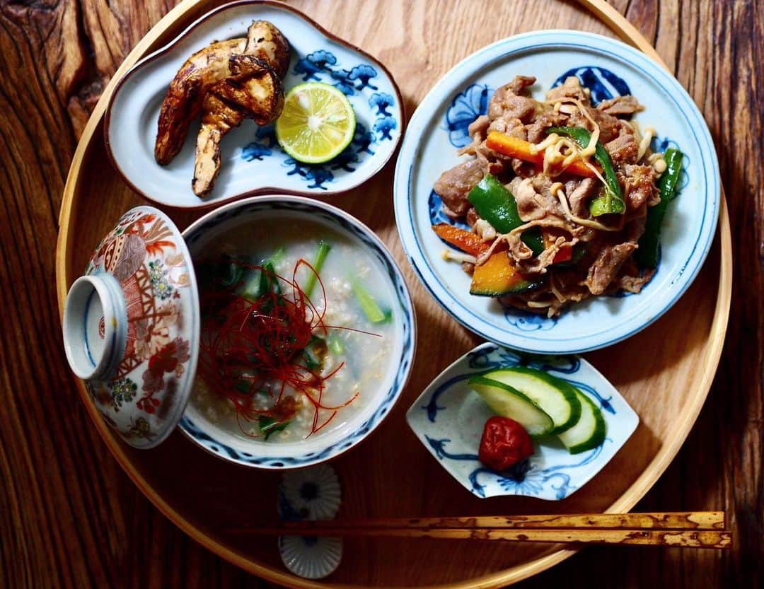 のインスタグラム：「. . . 帆立で出汁とってオートミールで中華粥🥣 秋の味覚ももう終わりやなぁ。 ラム肉と松茸は貰い物。 カヌレ送ったらええもん返ってきた！ カヌレのポテンシャルやば。 . . . . . 今インスタを金曜ぐらいしか開けてませんので、連打のいいねとかになっちゃうと思いますが、メッセージ開封もおそくなっちゃいますが、ご了承下さい🙇‍♀️ . . . . . . . .  . ⚫︎帆立と小松菜の中華オートミール粥 ⚫︎ラムのジンギスカン風炒め物 ⚫︎松茸 ⚫︎きゅうりの浅漬けと梅 . . . .  #おうちごはん#朝粥#オートミール#オートミール粥#おうちカフェ#ワンプレート朝ごはん#カラフルワンプレート#朝ご飯#朝ごはん#和んプレート#ワンプレートごはん#器#あさごはん#먹스타그램#음스타그램#おぼんdeごはん #breakfast#foodporn#IGersJP#onthetable#japanesebreakfast#washoku#古伊万里 #吉田崇昭」