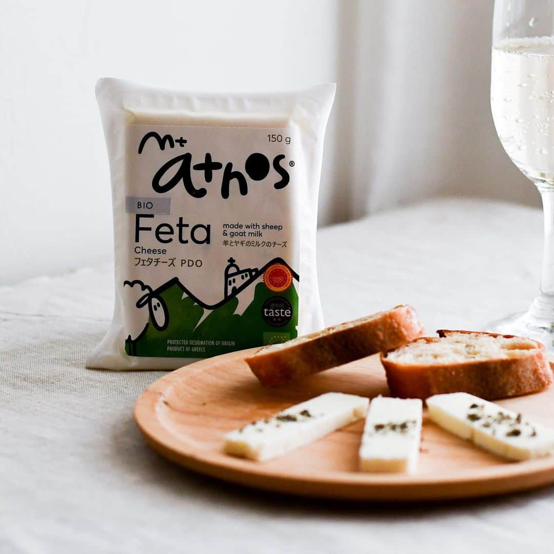 のインスタグラム：「・ 「ルーサス　フェタチーズ 約150g」  世界最古の、本格的な味わいの美味しいチーズです★  フェタチーズ（feta）とは、ギリシャ原産の、羊や山羊の乳から作られたフレッシュチーズのこと。  しっかりした塩気とほのかな酸味、チーズの豊潤な香りのバランスが良いのが特徴です。  口に入れるとホロホロっと砕けるような食感でおつまみに最適！！  塩味が強いので、爽やかな白ワインや 甘めの赤ワインと飲み合わせるのがオススメです。  #ビオラル #bioral #bio-ral #ビオラル靭店 #スーパーライフ #ライフコーポレーション #阿波座 #靭公園 #ライフ #ナチュラルスーパーマーケット #ナチュラルマーケット #bio #organic #有機 #ルーサス #フェタチーズ #ギリシャチーズ #山羊のチーズ #羊のチーズ #ナチュラルチーズ #organiccheese #Fetacheese」
