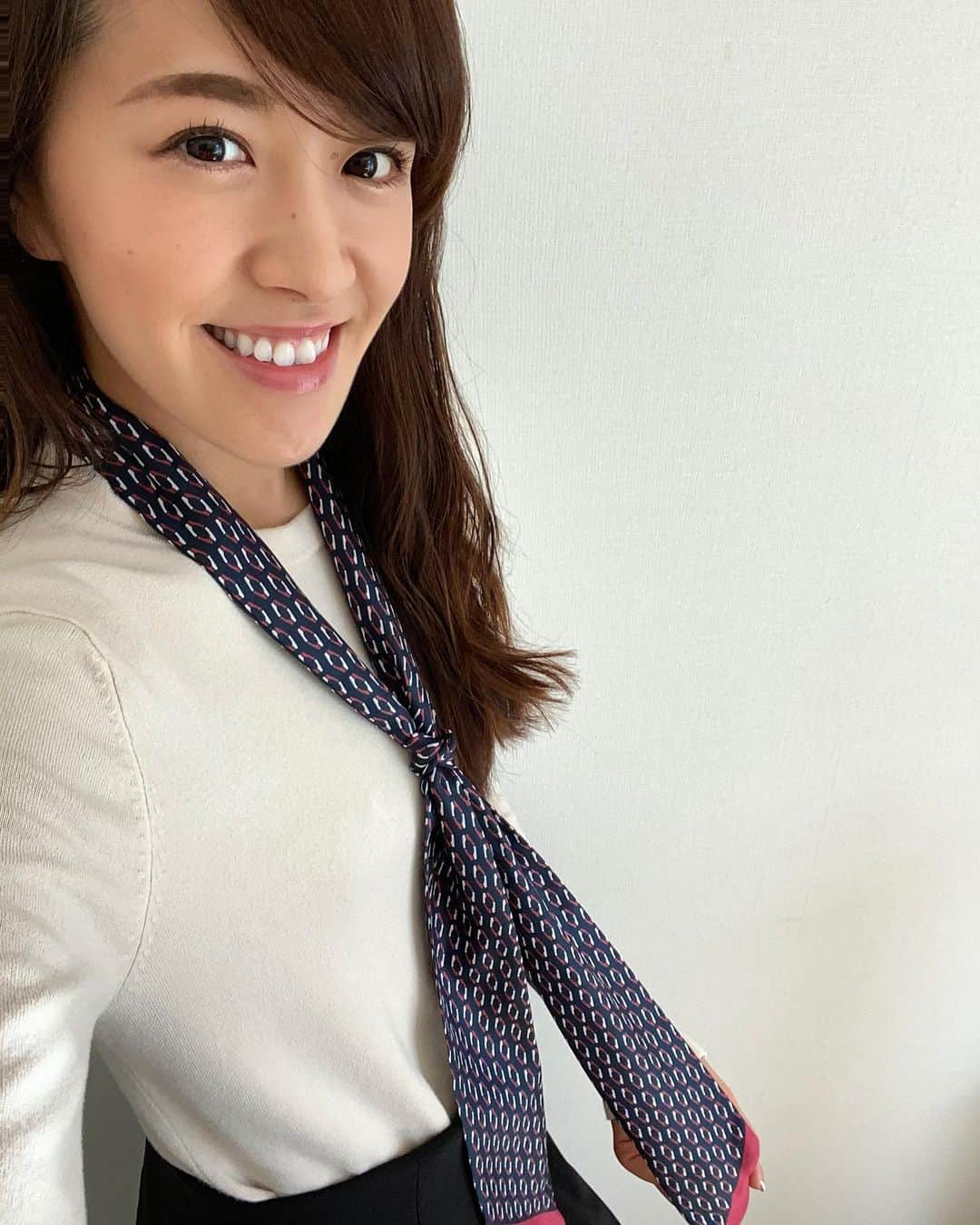 堤友香のインスタグラム：「【大人顔×スカーフ】 大人顔タイプは シンプルなニットだと寂しくなりがち🥺 なのでスカーフを巻き巻き🧣  正方形のスカーフより ネクタイタイプのスカーフが簡単で便利✌️  ネクタイと同じように結ぶだけで きちんと感も出るので お仕事でも使ってます〜😊  @allureville_official  先端のアクセントカラーが可愛い🧣 シルク100%なのに7000円🤩👏 色違いで買いました😎  #アナウンサーコーデ #ママコーデ  #zara #allureville  #顔タイプ診断 #顔タイプ #顔タイプキュート #イメージコンサルタント #セントフォース #アナウンサー #アナウンサー衣装  #顔タイプ診断東京 #パーソナルカラー診断 #パーソナルカラー診断東京 #骨格診断東京 #メイクレッスン #メイクレッスン東京」