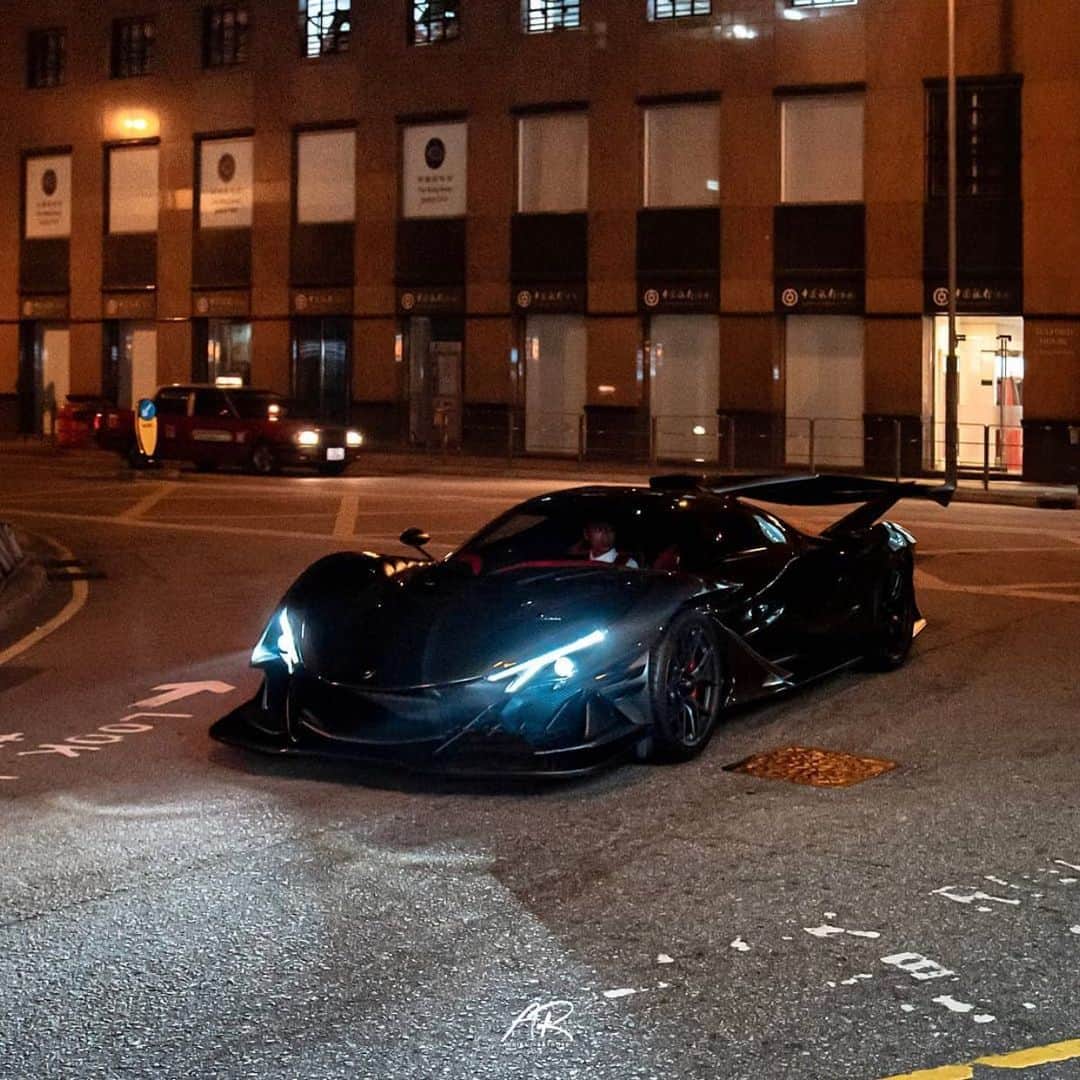 CarsWithoutLimitsさんのインスタグラム写真 - (CarsWithoutLimitsInstagram)「The Dark Knight going for a stroll ♟ Photo @supercarsofhongkong   #carswithoutlimits #apollo #apolloie」11月20日 13時36分 - carswithoutlimits
