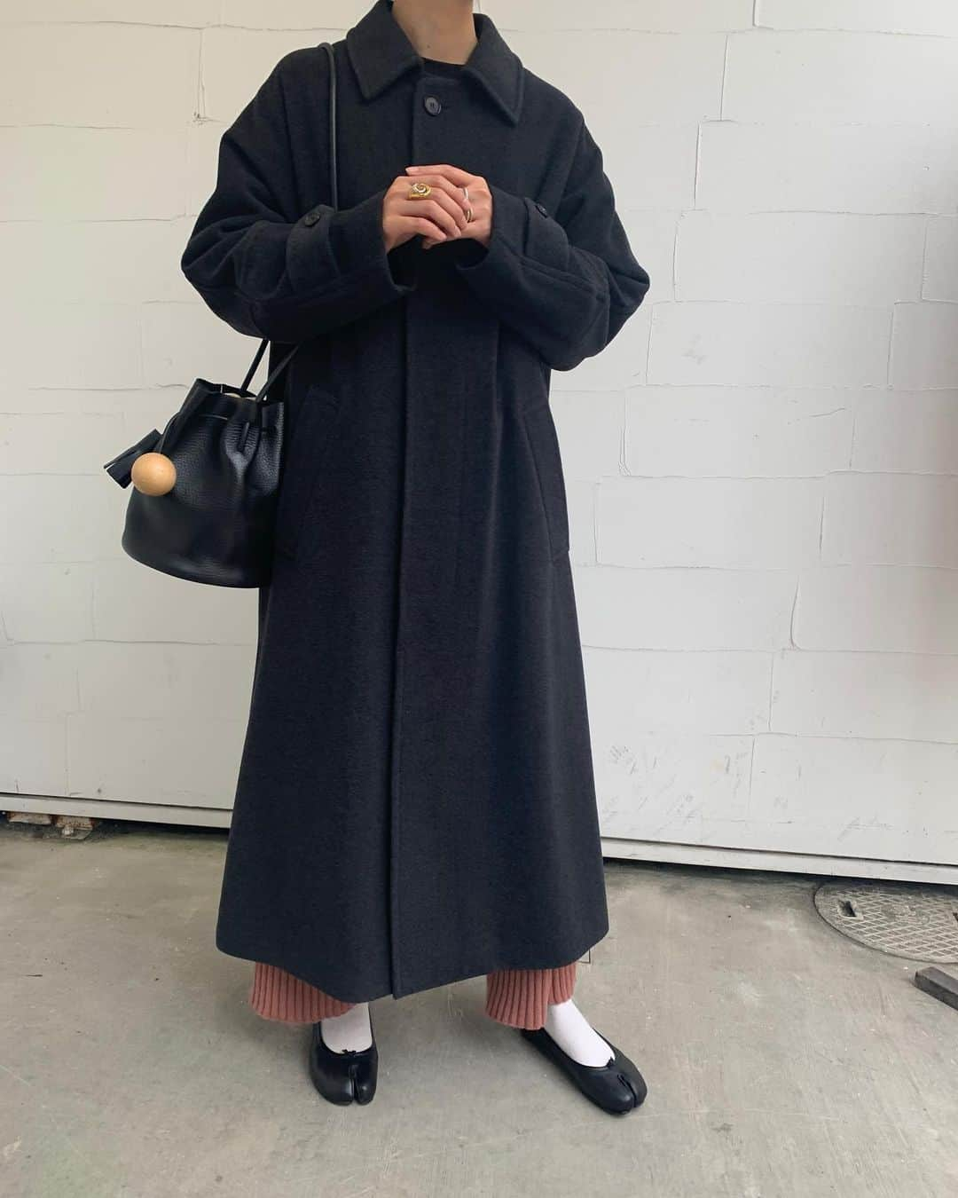 【ANN DE ARKさんのインスタグラム写真 - (【ANN DE ARKInstagram)「PICKUP ITEM﻿ ﻿ 《 AURALEE 》﻿ CASHMERE WOOL MOSSER BIG COAT﻿ ￥121,000（税込）﻿ ﻿ 《 Baserange 》﻿ MARU PANTS﻿ ￥44,550（税込）﻿ ﻿ 《 building block 》﻿ MINI BUCKET in Pebbled Black﻿ ￥62,700（税込）﻿ ﻿ ﻿ スタッフ身長158cm﻿ ﻿ ﻿ オフィシャルサイトの在庫と店頭在庫は共有しております。﻿ 商品に関しましては、お気軽にコメントや店舗までお問い合わせください。﻿ ⬇︎⬇︎⬇︎﻿ @ann_de_ark  @arknets_official﻿ #fashion #栃木 #宇都宮 #ショップ  #arknets #anndeark #annstyling #anncode  #AURALEE #Baserange #maisonmargiela #buildingblock #charlottechanse」11月20日 13時39分 - ann_de_ark