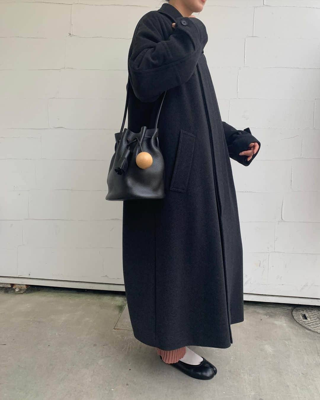 【ANN DE ARKさんのインスタグラム写真 - (【ANN DE ARKInstagram)「PICKUP ITEM﻿ ﻿ 《 AURALEE 》﻿ CASHMERE WOOL MOSSER BIG COAT﻿ ￥121,000（税込）﻿ ﻿ 《 Baserange 》﻿ MARU PANTS﻿ ￥44,550（税込）﻿ ﻿ 《 building block 》﻿ MINI BUCKET in Pebbled Black﻿ ￥62,700（税込）﻿ ﻿ ﻿ スタッフ身長158cm﻿ ﻿ ﻿ オフィシャルサイトの在庫と店頭在庫は共有しております。﻿ 商品に関しましては、お気軽にコメントや店舗までお問い合わせください。﻿ ⬇︎⬇︎⬇︎﻿ @ann_de_ark  @arknets_official﻿ #fashion #栃木 #宇都宮 #ショップ  #arknets #anndeark #annstyling #anncode  #AURALEE #Baserange #maisonmargiela #buildingblock #charlottechanse」11月20日 13時39分 - ann_de_ark