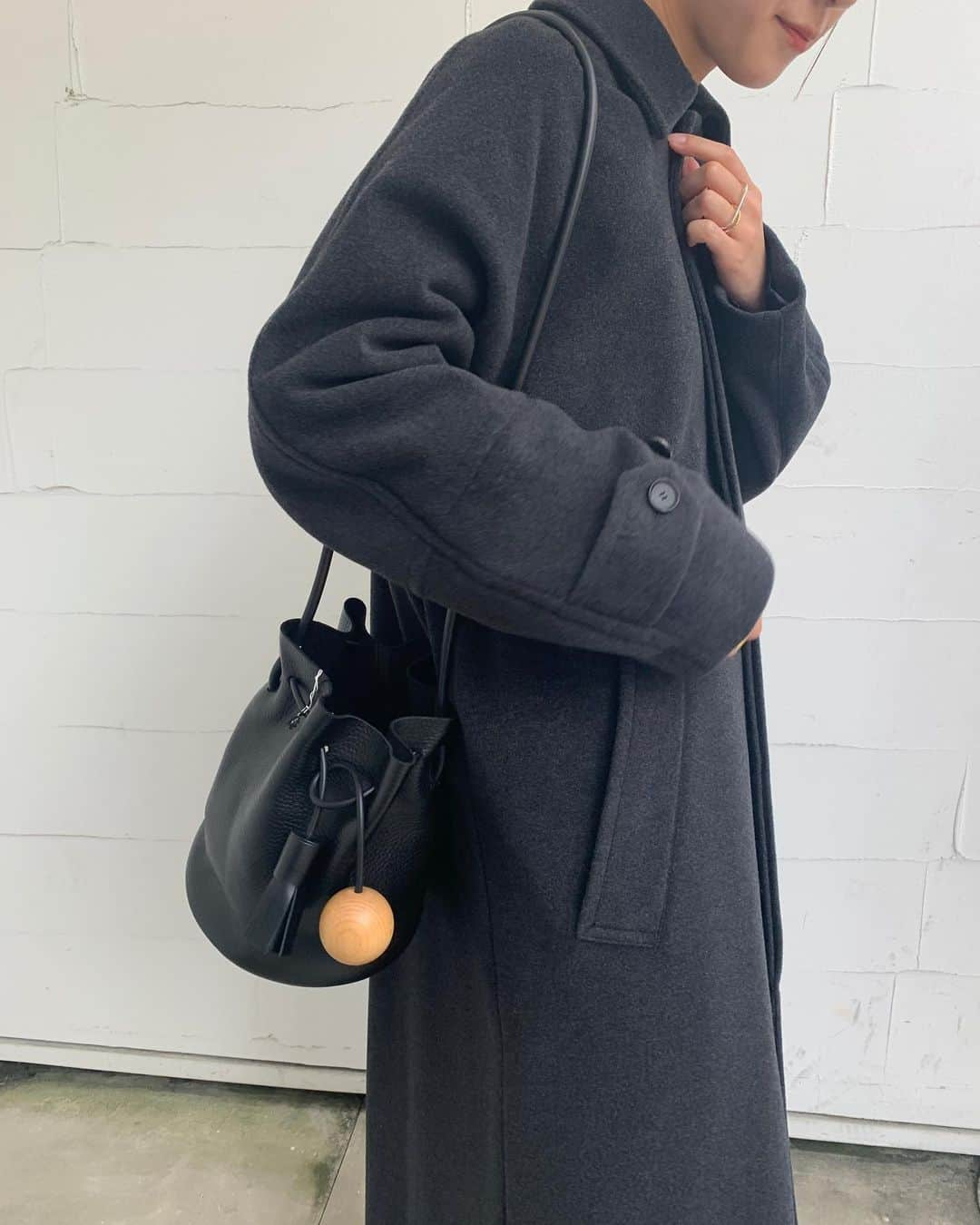 【ANN DE ARKさんのインスタグラム写真 - (【ANN DE ARKInstagram)「PICKUP ITEM﻿ ﻿ 《 AURALEE 》﻿ CASHMERE WOOL MOSSER BIG COAT﻿ ￥121,000（税込）﻿ ﻿ 《 Baserange 》﻿ MARU PANTS﻿ ￥44,550（税込）﻿ ﻿ 《 building block 》﻿ MINI BUCKET in Pebbled Black﻿ ￥62,700（税込）﻿ ﻿ ﻿ スタッフ身長158cm﻿ ﻿ ﻿ オフィシャルサイトの在庫と店頭在庫は共有しております。﻿ 商品に関しましては、お気軽にコメントや店舗までお問い合わせください。﻿ ⬇︎⬇︎⬇︎﻿ @ann_de_ark  @arknets_official﻿ #fashion #栃木 #宇都宮 #ショップ  #arknets #anndeark #annstyling #anncode  #AURALEE #Baserange #maisonmargiela #buildingblock #charlottechanse」11月20日 13時39分 - ann_de_ark