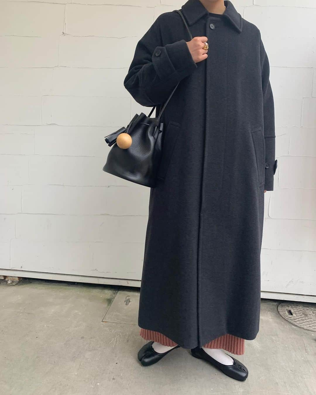 【ANN DE ARKさんのインスタグラム写真 - (【ANN DE ARKInstagram)「PICKUP ITEM﻿ ﻿ 《 AURALEE 》﻿ CASHMERE WOOL MOSSER BIG COAT﻿ ￥121,000（税込）﻿ ﻿ 《 Baserange 》﻿ MARU PANTS﻿ ￥44,550（税込）﻿ ﻿ 《 building block 》﻿ MINI BUCKET in Pebbled Black﻿ ￥62,700（税込）﻿ ﻿ ﻿ スタッフ身長158cm﻿ ﻿ ﻿ オフィシャルサイトの在庫と店頭在庫は共有しております。﻿ 商品に関しましては、お気軽にコメントや店舗までお問い合わせください。﻿ ⬇︎⬇︎⬇︎﻿ @ann_de_ark  @arknets_official﻿ #fashion #栃木 #宇都宮 #ショップ  #arknets #anndeark #annstyling #anncode  #AURALEE #Baserange #maisonmargiela #buildingblock #charlottechanse」11月20日 13時39分 - ann_de_ark