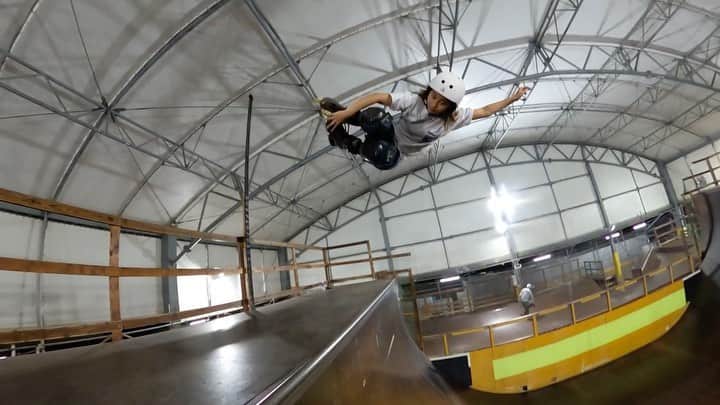 安床武士のインスタグラム：「One line @jyulia_takebe . 良い感じに軽い滑り👍🙌 at #gskatepark . @bladeladies  @goprojp  #rollerblading #inlineskate #rollerfreestyle #bladies #インラインスケート #ローラーブレード #女子高生スケーター #goprojp #gopromax」