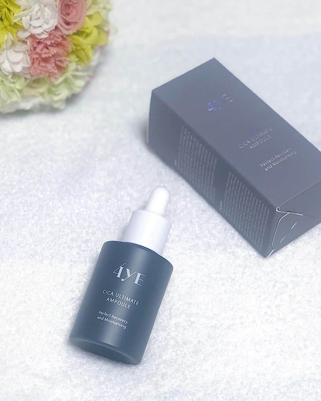 のインスタグラム：「. 新しい美容液をおろしました✨ . @4ye_beauty  シカアルティメイトアンプル . 驚異のシカ成分が80%も配合された 超高濃度シカ美容液です✨ . . お肌の鎮静作用が非常に高いシカ成分✨ 韓国コスメでよく使われているツボクサエキスが ふんだんに使用されています✨ ツボクサの葉は、古来は傷ついた虎が傷を 癒すために身を寄せていたと言われており 刺激を受けたお肌を沈静し再生を促してくれる 効果があるので大好きな成分です。 . テクスチャーはとろみがあり、お肌にのせていくと スーっと一瞬で浸透していく驚きの速さです！ 毛穴がキュッと引き締まる感覚と、お肌を鎮静 させてくれるのでゴルフなどのスポーツ後にも いいなぁと感じています✨ . これ以上にシカ成分が濃いものはないのでは ないかと感じます🤔💕 . #4ye #シカアンプル  #韓国コスメ　#韓国ラバー #スキンケア　#美容液  #化粧品検定一級 #コスメコンシェルジュ  #ベジフルビューティーアドバイザー #美容　#美容家 #コスメ　#スキンケアラバー #美容好きな人と繋がりたい #instacosme  #美容マニア #美容オタク #뷰스티그램 #뷰티인스타 #화장품스타그램」