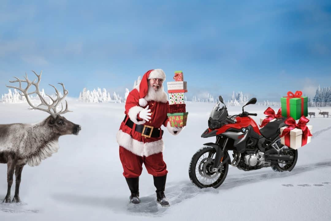 BMW Motorrad Japanさんのインスタグラム写真 - (BMW Motorrad JapanInstagram)「【Christmas Fair】 "素敵なひとときと幸運を。"  12月度全国ショールームフェアでお見積・試乗された方に記念品として「BMW Motorrad 2021年版オリジナル時計型カレンダー」をプレゼントします🎁  ※数に限りがございます。お近くのディーラーにお早めにご来店ください。  [開催期間] 2020年12月4日(金)～12月6日(日)  ▼フェアの詳細はこちらから https://www.bmw-motorrad.jp/ja/fair-information.html (上記リンクをコピーし、アドレスバーにペーストしてください)  さらに、特別金利キャンペーン「THANKS セール」も開催中！  日頃からBMW Motorradをご愛顧いただいてるファンの皆様へ、感謝を込めて3つの豪華特典をご用意しております！  ①Rシリーズ 1.25%特別金利キャンペーン  ②Fシリーズ 0.75%特別金利キャンペーン  ③パニアケース 特別 50%OFF  [「THANKS セール」開催期間] 2020年12月28日(月)まで  ▼「THANKS セール」の詳細はこちらから https://www.bmw-motorrad.jp/ja/campaign/thanks-sale.html#/section-bmw-motorrad-thanks-seru (上記リンクをコピーし、アドレスバーにペーストしてください)  お買い求めの際はお近くのディーラーまでお気軽にご相談ください。 ※新型コロナウィルス感染拡大対策として、予防措置を行っております。安心してご来場ください。  尚、電話やメールによるお見積・ご商談も承っております🏍  ▼お近くのディーラーはこちらから https://www.bmw-motorrad.jp/ja/service/dealer_list.html (上記リンクをコピーし、アドレスバーにペーストしてください)  #BMWMotorrad #MakeLifeARide #MerryChristmas #ChristmasFair #THANKSSale #bmwmotorradjapan #bmwbikes #bikejapan #bikeで #バイクが好きだ #バイクは楽しい #バイク旅 #ツーリング #バイク写真部」11月20日 13時45分 - bmwmotorradjapan