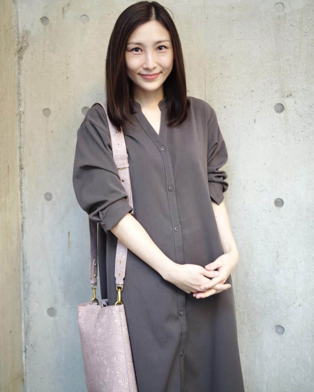 のインスタグラム：「髪の毛を﻿ ダークチョコレートみたいな﻿ 色にしました。﻿ ﻿ もともとこんな色だったから﻿ 元どおりになっただけなんですが﻿ ﻿ 派手色を一周したおかげで﻿ とても新鮮に感じます🐤﻿ ﻿ 気分的には、﻿ ﻿ 旅に行って帰ってきたら、﻿ 見飽きてたはずの自宅の良さに気づけて、﻿  落ち着くわ〜自宅もいいわね〜﻿ みたいな感じ...伝わるかな😂笑﻿  ﻿ #カラー変更 #髪色 #ヘアサロン #pcott #ミルクチョコレートカラー #ダークチョコレートカラー #シャツワンピース #秋ワンピース #ワンピースコーデ #秋冬服  #秋冬服コーデ #秋ワンピ #冬ワンピ #シャツワンピ #ヘアカラー」
