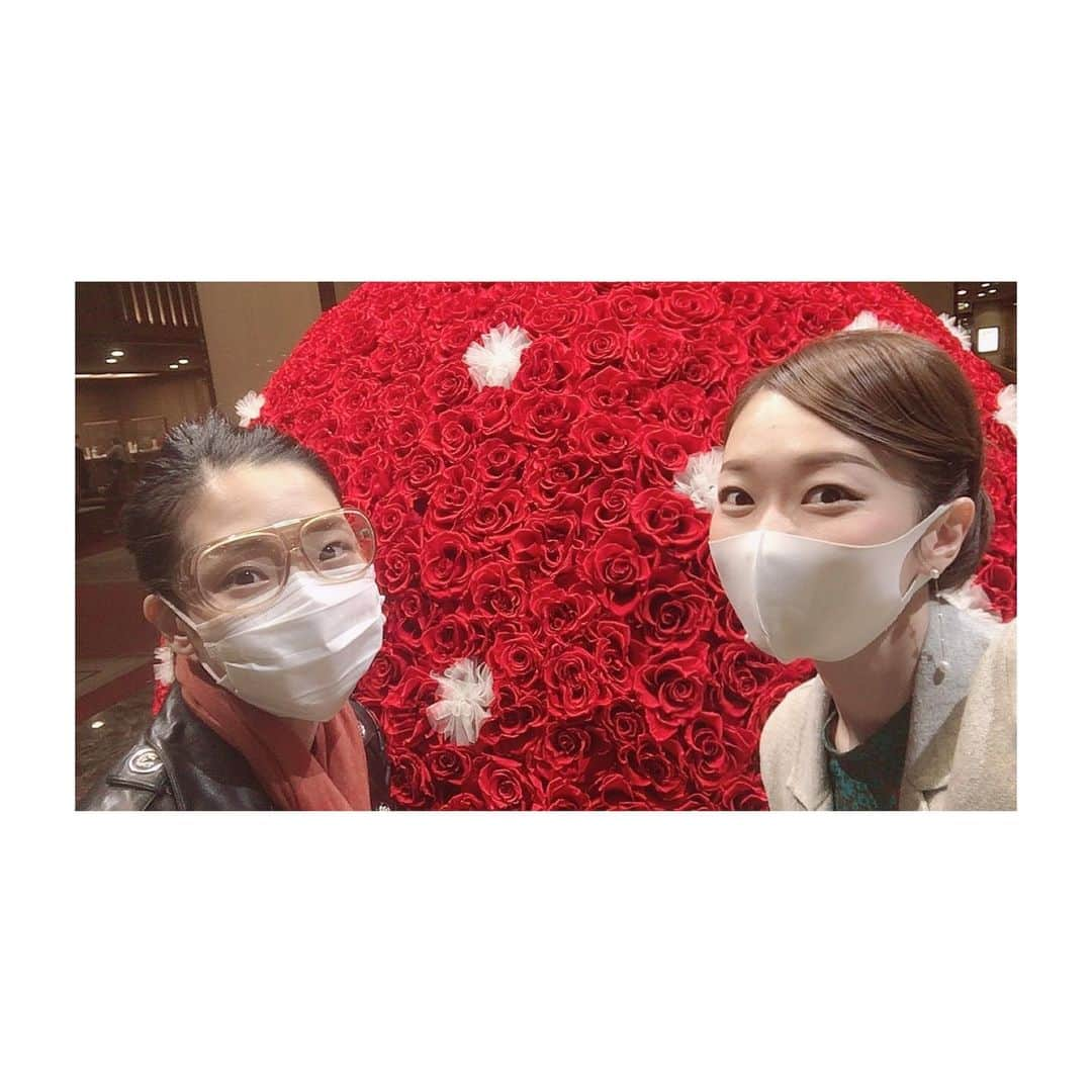 すみれ乃麗のインスタグラム：「先日、花組さんのはいからさんを観劇しました😍❣️❣️❣️. . . 実は、観劇の感想をしたためてたのですが、大好きな華優希ちゃんが退団発表をされて、ショックすぎてなかなかポストできませんでした😢💦. . . 観劇した時はそうとは知らず、柚香光ちゃんと華優希ちゃんが可愛くて可愛くて可愛くて可愛いくて…😍目一杯楽しんでました😇. 小休憩には、またもやバッタリ会ったべぇーちゃんと『2幕始まって欲しくないね！始まったら終わっちゃうものねーーー😭❣️』なんてお話しして💕💕💕. . . 劇画から飛び出てきたようなお二人の、温かい愛溢れる舞台が大大大好きです💓残りの2公演も無事に上演されますように🥺🙏. . . コロナ感染者も急増してますね。。。蘭乃のファンクラブミーティングも開催できるのか…ひそかに心配です💦. . . 三つの密を避け、五つの小を心掛けて、どうにかこの事態を乗り切れますように💦💦💦. . . #花組 さん #はいからさんが通る #柚香光 ちゃん #華優希 ちゃん. #瀬戸かずや さんの宝塚ならではの美意識と #水美舞斗 ちゃんの男らしさ も最高でした❣️❣️❣️. . #観劇 #桜咲彩花 ちゃんと会えた❤️. #すみれ乃麗」