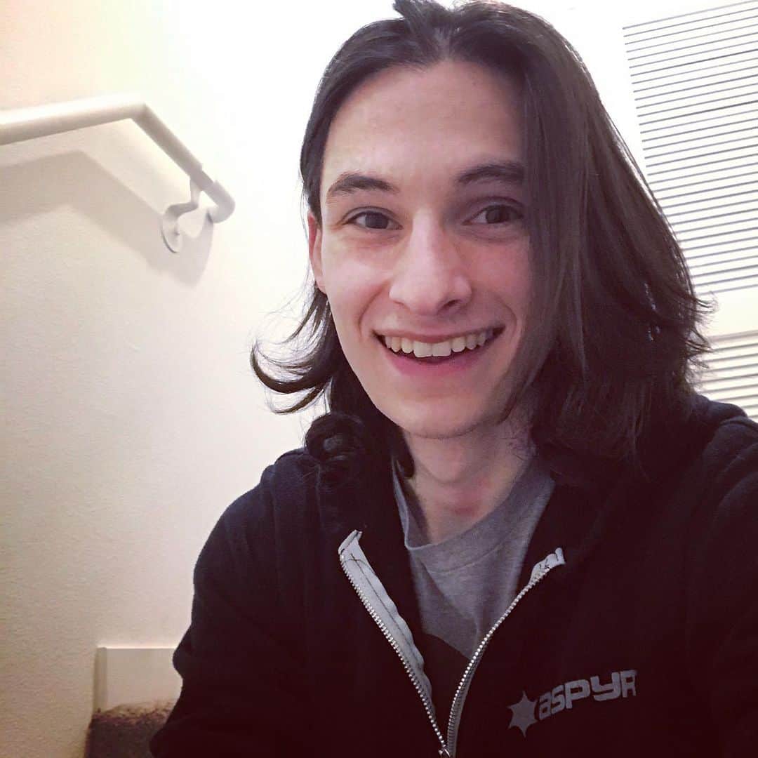 ジャレッド・スコット・ギルモアのインスタグラム：「A selfie for I needst to post more!   Remember y’all are fantastic and that you’re enough! Thank you for being you! Believe in yourselves and stay strong. Take care of yourselves and stay safe! #Huzzah」