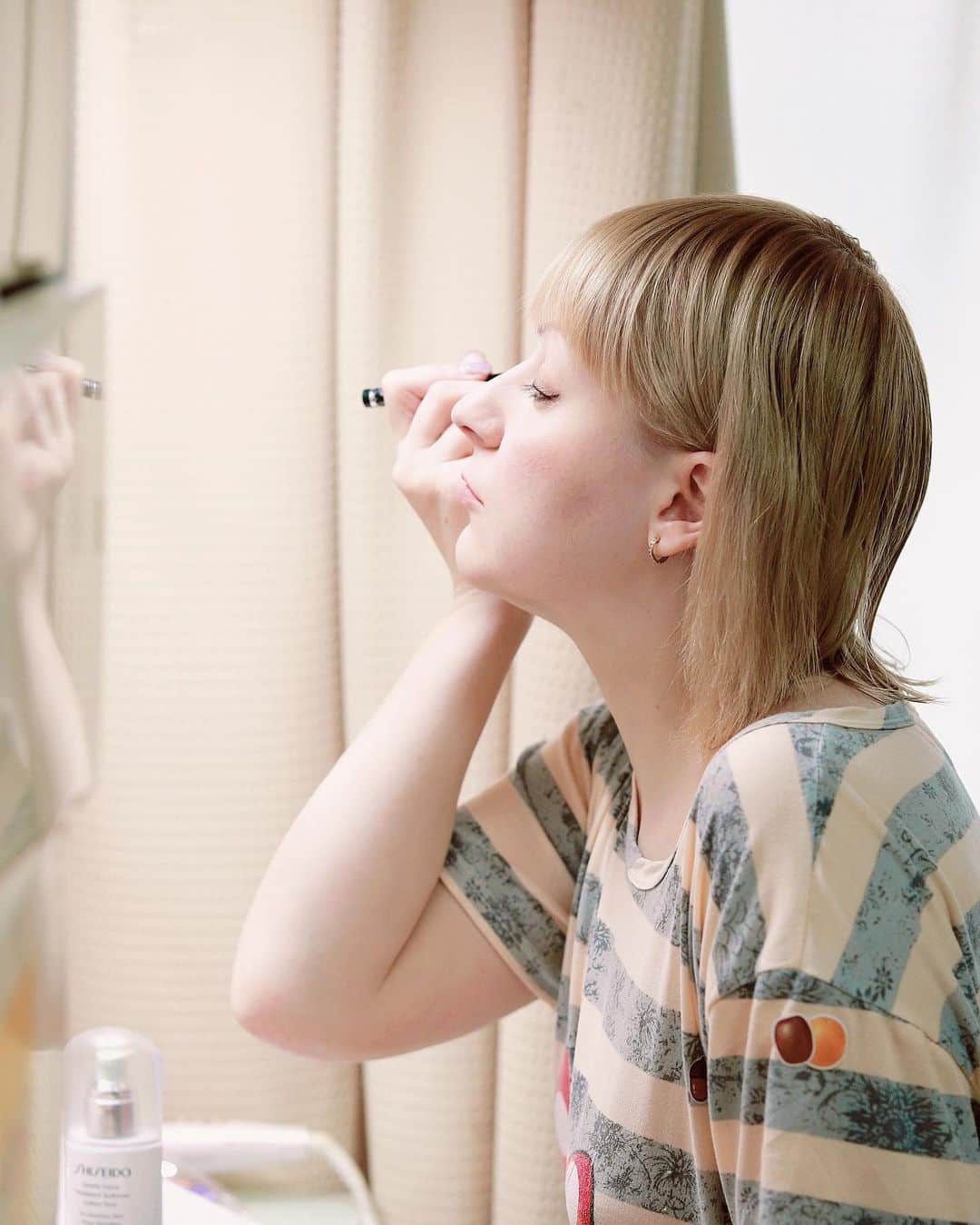 のインスタグラム：「メイクをしているところ、旦那に撮られた🙈 まだ髪が乾いてないし、部屋着にシール貼られているし😅 アイライナーする時は、一番話かけて欲しくないよね😅 最近のお気に入りは　#ジルスチュアートコスメ のアイライナー❤️ @jillstuartbeauty @meeco_meeco   さりげなく化粧水も写っている😌✨ @watashiplus @shiseido_japan  お気に入り！  #メイク #メイク好きな人と繋がりたい #イセタニスタ #伊勢丹新宿店 #資生堂  #japanesecosmetics #blondehair #makeup」
