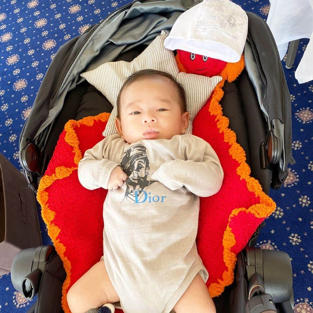 DJ JUICYさんのインスタグラム写真 - (DJ JUICYInstagram)「息子2ヶ月になりました記念日に⤴️👶初めての⛴デビュー🙌✨  東京湾ランチクルージング🍽に行ってきました👨‍👩‍👦  お天気も良くて、景色が最高に綺麗でした🌞✨  ご飯も美味しかったです🍝🐟🍰  男の子だから、大きくなったら海や山！自然の中でも逞しく⤴️✊  泳ぎも上手で🏊‍♂、船も️🛥操縦出来るよーになってくれたら嬉しいなぁ⤴️😚💓✨  そしてこの日の、ダディのコーディネートは私がしました🙋🏻‍♀️  私はメンズのデザインが好きだから、基本👚トップスはお揃いや、共用が多いです😎😎✨  また着せ替えさせてね笑😆🖤  #息子 #生後2ヶ月  #赤ちゃん #赤ちゃんのいる生活  #パパコーデ  #クルージング#お台場#レインボーブリッジ#tokyo#family#juicy#fashion#fashiongram#dad#baby#love」11月20日 13時58分 - dj_juicy0912