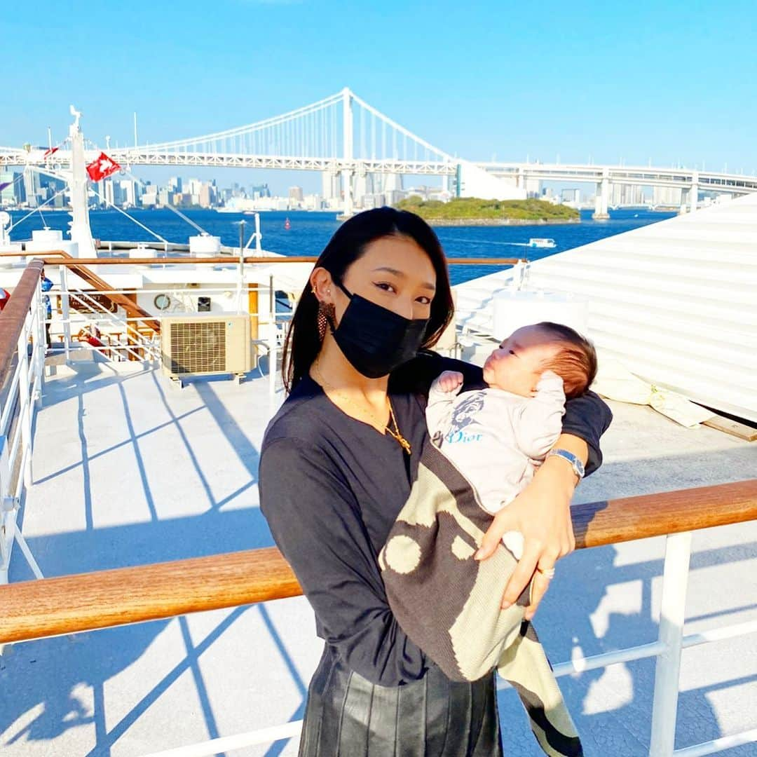 DJ JUICYさんのインスタグラム写真 - (DJ JUICYInstagram)「息子2ヶ月になりました記念日に⤴️👶初めての⛴デビュー🙌✨  東京湾ランチクルージング🍽に行ってきました👨‍👩‍👦  お天気も良くて、景色が最高に綺麗でした🌞✨  ご飯も美味しかったです🍝🐟🍰  男の子だから、大きくなったら海や山！自然の中でも逞しく⤴️✊  泳ぎも上手で🏊‍♂、船も️🛥操縦出来るよーになってくれたら嬉しいなぁ⤴️😚💓✨  そしてこの日の、ダディのコーディネートは私がしました🙋🏻‍♀️  私はメンズのデザインが好きだから、基本👚トップスはお揃いや、共用が多いです😎😎✨  また着せ替えさせてね笑😆🖤  #息子 #生後2ヶ月  #赤ちゃん #赤ちゃんのいる生活  #パパコーデ  #クルージング#お台場#レインボーブリッジ#tokyo#family#juicy#fashion#fashiongram#dad#baby#love」11月20日 13時58分 - dj_juicy0912