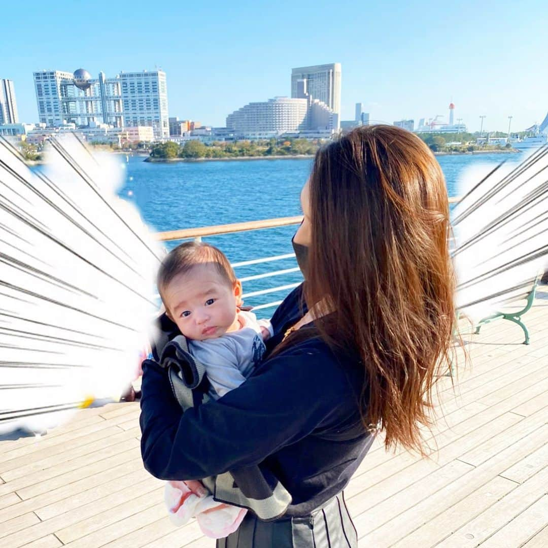 DJ JUICYさんのインスタグラム写真 - (DJ JUICYInstagram)「息子2ヶ月になりました記念日に⤴️👶初めての⛴デビュー🙌✨  東京湾ランチクルージング🍽に行ってきました👨‍👩‍👦  お天気も良くて、景色が最高に綺麗でした🌞✨  ご飯も美味しかったです🍝🐟🍰  男の子だから、大きくなったら海や山！自然の中でも逞しく⤴️✊  泳ぎも上手で🏊‍♂、船も️🛥操縦出来るよーになってくれたら嬉しいなぁ⤴️😚💓✨  そしてこの日の、ダディのコーディネートは私がしました🙋🏻‍♀️  私はメンズのデザインが好きだから、基本👚トップスはお揃いや、共用が多いです😎😎✨  また着せ替えさせてね笑😆🖤  #息子 #生後2ヶ月  #赤ちゃん #赤ちゃんのいる生活  #パパコーデ  #クルージング#お台場#レインボーブリッジ#tokyo#family#juicy#fashion#fashiongram#dad#baby#love」11月20日 13時58分 - dj_juicy0912