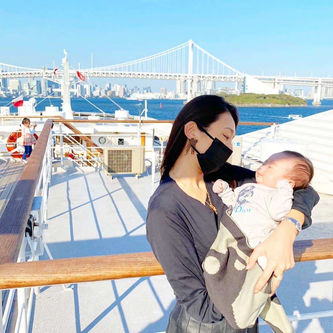 DJ JUICYさんのインスタグラム写真 - (DJ JUICYInstagram)「息子2ヶ月になりました記念日に⤴️👶初めての⛴デビュー🙌✨  東京湾ランチクルージング🍽に行ってきました👨‍👩‍👦  お天気も良くて、景色が最高に綺麗でした🌞✨  ご飯も美味しかったです🍝🐟🍰  男の子だから、大きくなったら海や山！自然の中でも逞しく⤴️✊  泳ぎも上手で🏊‍♂、船も️🛥操縦出来るよーになってくれたら嬉しいなぁ⤴️😚💓✨  そしてこの日の、ダディのコーディネートは私がしました🙋🏻‍♀️  私はメンズのデザインが好きだから、基本👚トップスはお揃いや、共用が多いです😎😎✨  また着せ替えさせてね笑😆🖤  #息子 #生後2ヶ月  #赤ちゃん #赤ちゃんのいる生活  #パパコーデ  #クルージング#お台場#レインボーブリッジ#tokyo#family#juicy#fashion#fashiongram#dad#baby#love」11月20日 13時58分 - dj_juicy0912