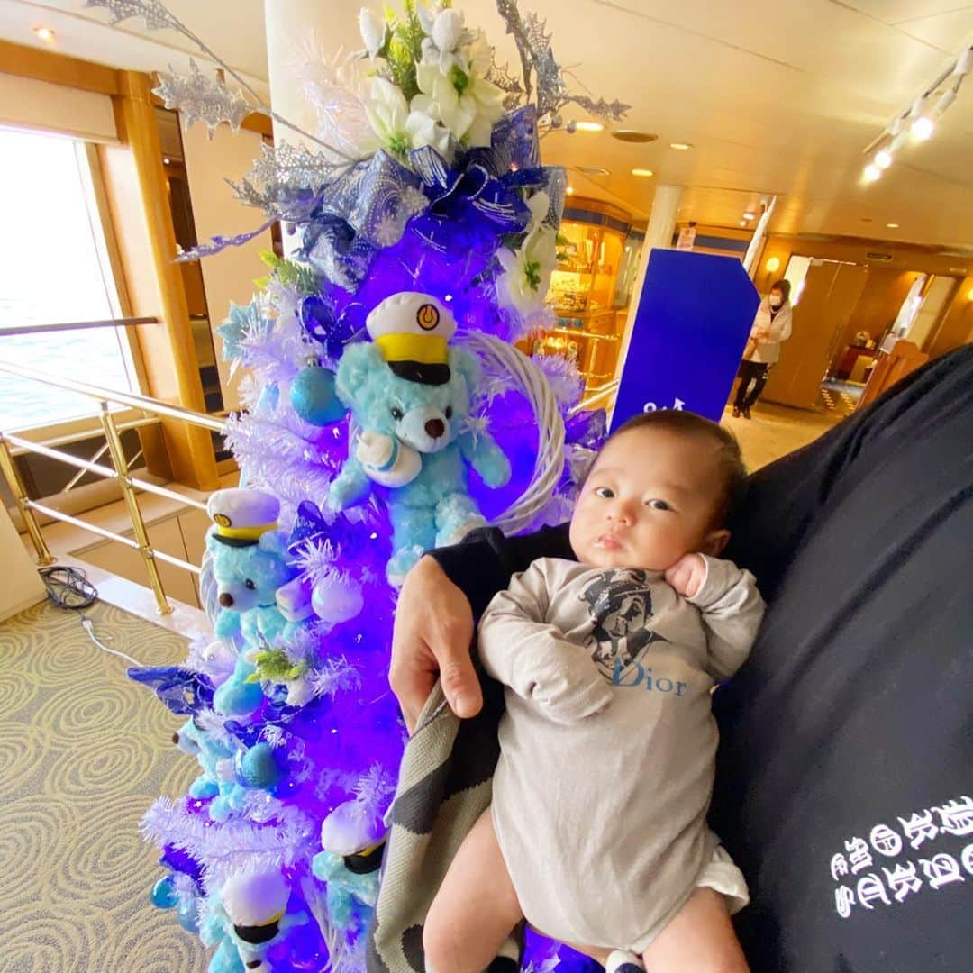 DJ JUICYさんのインスタグラム写真 - (DJ JUICYInstagram)「息子2ヶ月になりました記念日に⤴️👶初めての⛴デビュー🙌✨  東京湾ランチクルージング🍽に行ってきました👨‍👩‍👦  お天気も良くて、景色が最高に綺麗でした🌞✨  ご飯も美味しかったです🍝🐟🍰  男の子だから、大きくなったら海や山！自然の中でも逞しく⤴️✊  泳ぎも上手で🏊‍♂、船も️🛥操縦出来るよーになってくれたら嬉しいなぁ⤴️😚💓✨  そしてこの日の、ダディのコーディネートは私がしました🙋🏻‍♀️  私はメンズのデザインが好きだから、基本👚トップスはお揃いや、共用が多いです😎😎✨  また着せ替えさせてね笑😆🖤  #息子 #生後2ヶ月  #赤ちゃん #赤ちゃんのいる生活  #パパコーデ  #クルージング#お台場#レインボーブリッジ#tokyo#family#juicy#fashion#fashiongram#dad#baby#love」11月20日 13時58分 - dj_juicy0912