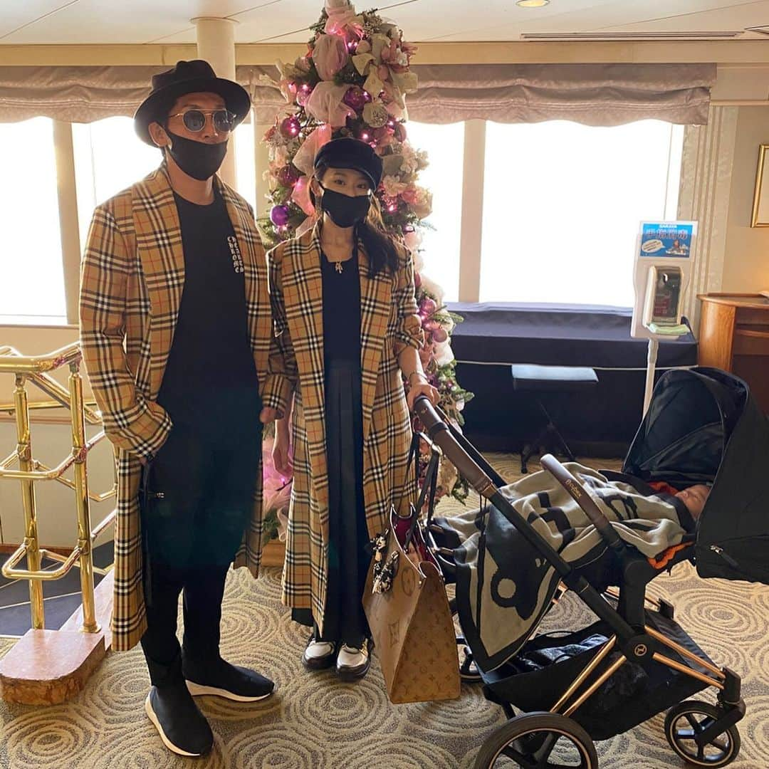 DJ JUICYさんのインスタグラム写真 - (DJ JUICYInstagram)「息子2ヶ月になりました記念日に⤴️👶初めての⛴デビュー🙌✨  東京湾ランチクルージング🍽に行ってきました👨‍👩‍👦  お天気も良くて、景色が最高に綺麗でした🌞✨  ご飯も美味しかったです🍝🐟🍰  男の子だから、大きくなったら海や山！自然の中でも逞しく⤴️✊  泳ぎも上手で🏊‍♂、船も️🛥操縦出来るよーになってくれたら嬉しいなぁ⤴️😚💓✨  そしてこの日の、ダディのコーディネートは私がしました🙋🏻‍♀️  私はメンズのデザインが好きだから、基本👚トップスはお揃いや、共用が多いです😎😎✨  また着せ替えさせてね笑😆🖤  #息子 #生後2ヶ月  #赤ちゃん #赤ちゃんのいる生活  #パパコーデ  #クルージング#お台場#レインボーブリッジ#tokyo#family#juicy#fashion#fashiongram#dad#baby#love」11月20日 13時58分 - dj_juicy0912