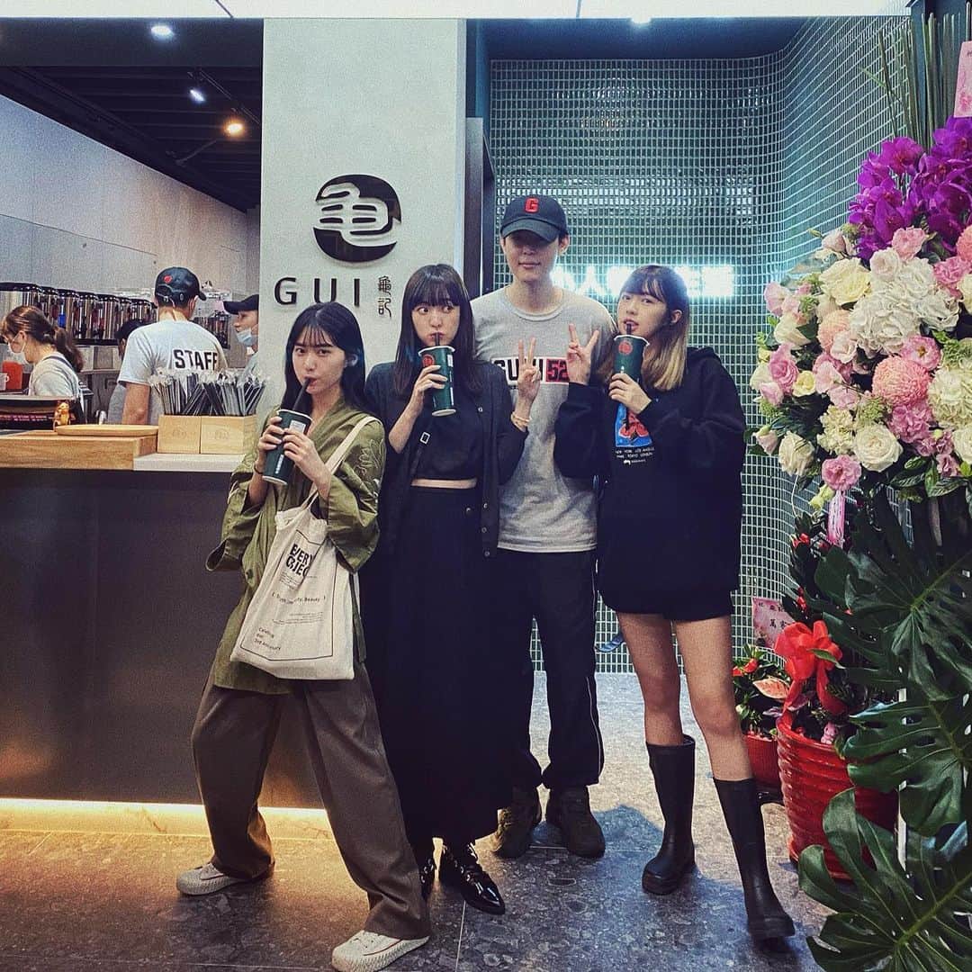 のインスタグラム：「恭喜好友們的新店開幕～～永和人喝起來GO！！！ #簡家三姊妹 #龜記頂溪店 #報我們名字 #應該沒打折 #哈哈哈哈哈」