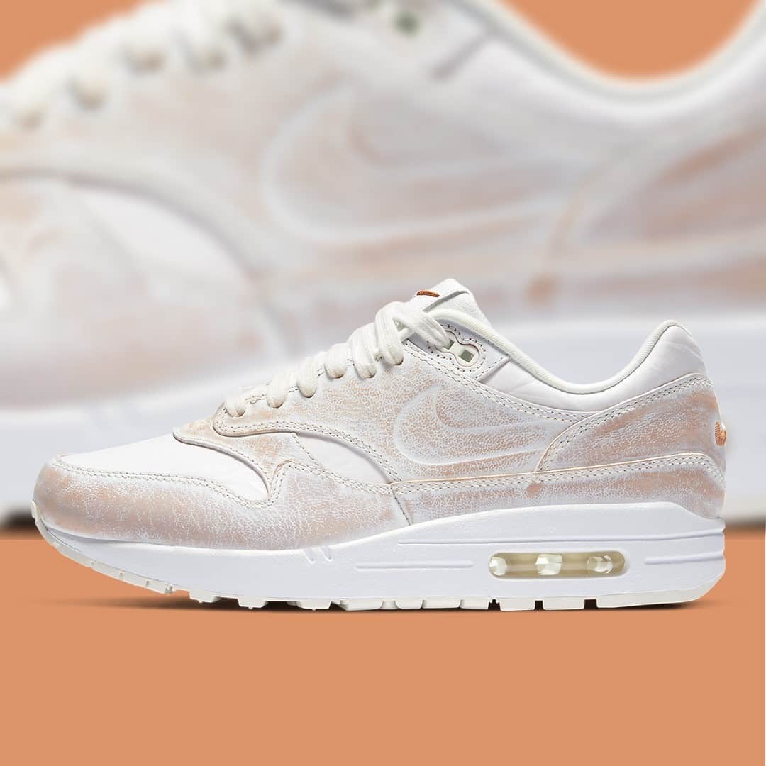 Sneaker Newsさんのインスタグラム写真 - (Sneaker NewsInstagram)「This upcoming Air Max 1 for women features a wearaway exterior that reveals a hidden layer beneath. Nike shares an example of what it could look like, but you can tailor the look to your own personal taste. For a closer look, hit the link in our bio.」11月20日 14時01分 - sneakernews