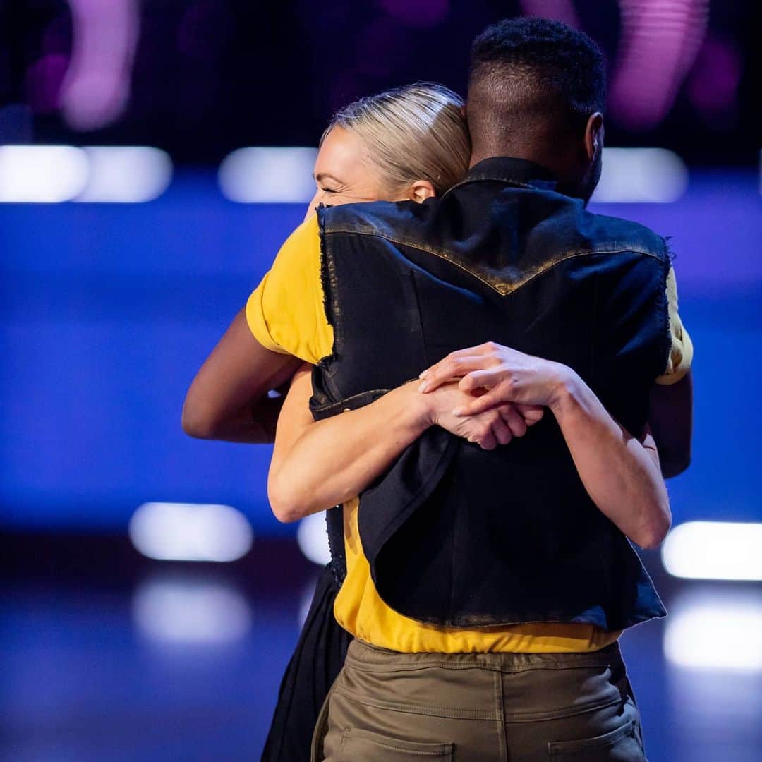 アッシャー・ヒルさんのインスタグラム写真 - (アッシャー・ヒルInstagram)「Look Maaaaaa➡️ THE FINALE!  . . Thank you to everyone that has been watching and voting for Jess and I.  Thank you to our coaches and choreographers Ben and Kathrine for coming with your best everyday. Jess, we MADE IT! Let's just keeping being ourselves, enjoy the moment, and let the rest happen. Excited to be making it all the way to the final with all three of you.🖤 . 📸@danielleearlphotography 💃: @khill_co @ben_agosto 🧥:@feelingmathieucaron  💇🏿:@largecutz56」11月20日 14時05分 - asherkwacie