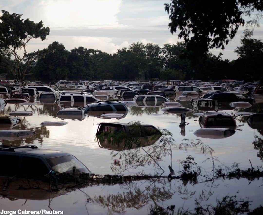 ABC Newsさんのインスタグラム写真 - (ABC NewsInstagram)「Vehicles are seen submerged in floodwaters along the Chamelecón River in Honduras in the aftermath of deadly Hurricane Iota.」11月20日 14時10分 - abcnews