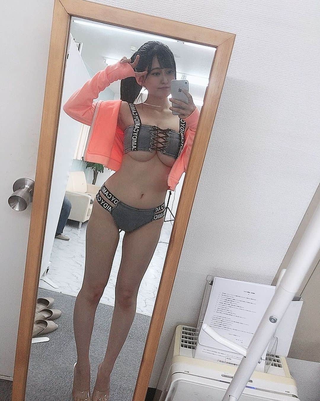 未梨一花さんのインスタグラム写真 - (未梨一花Instagram)「でにむ‪‪👙   一目惚れして即ポチした水着 お気に入りです〜‪‪❤︎     3枚目までみてね😉🍑       iPhone12欲しい。(切実)       #グラビア #グラビアアイドル #未梨一花 #撮影会 #水着 #デニム #パーカー #ポニーテール #鏡越し #hカップ #お尻 #iphone7 #自撮り #セルフィー #gravureidol #ichikamiri #denim #bikini #mirrorselfie」11月20日 14時12分 - 1ka__3ri