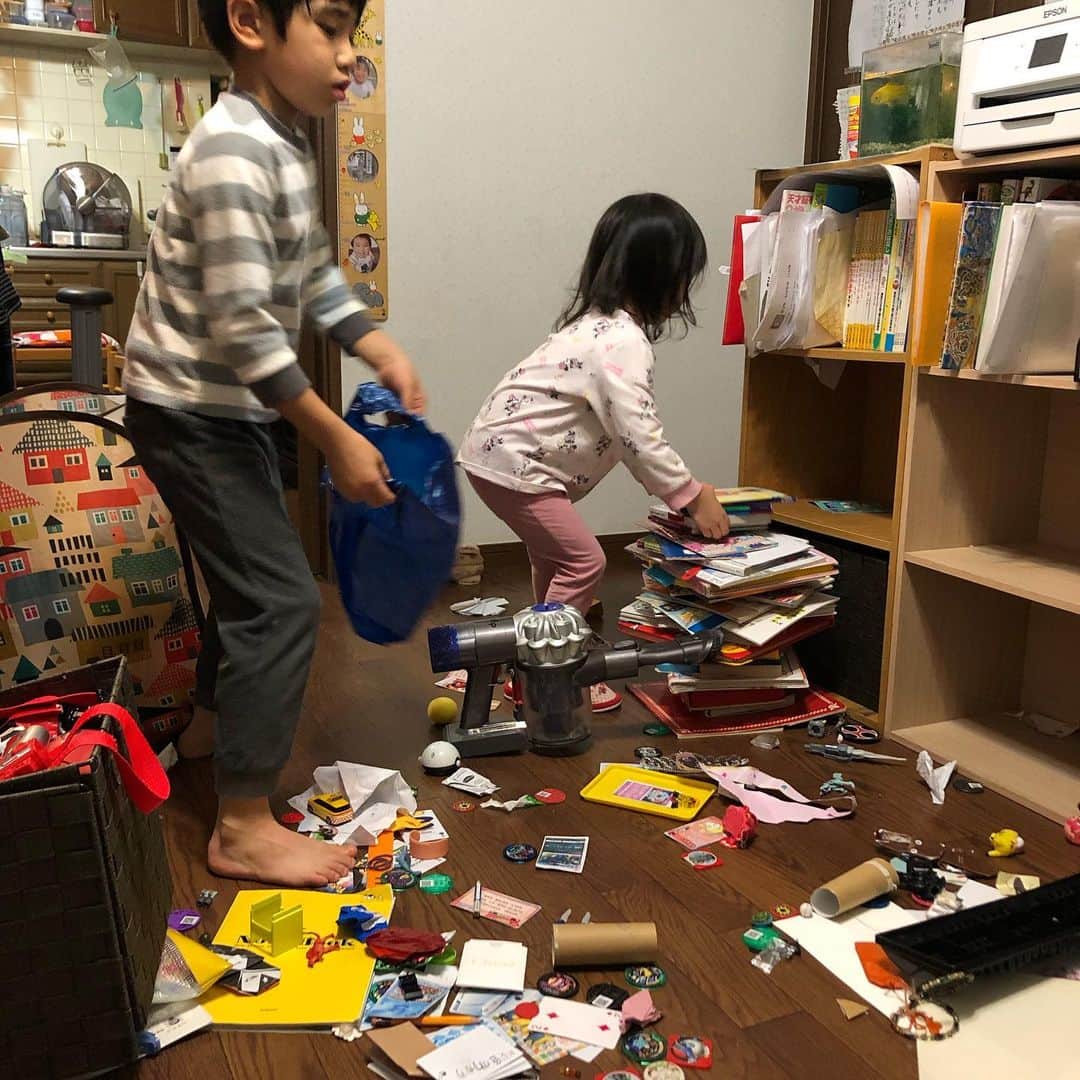 浅川稚広さんのインスタグラム写真 - (浅川稚広Instagram)「夜中に急に断捨離スイッチが入った２人。とくにお兄ちゃんはおもちゃ箱と本棚をひっくり返してどっさり要らない本やおもちゃをゴミ箱へ…その潔さに、こちらがビックリしてしまうほど😲✨ 棚が一つまるまる空いてスッキリして気持ちよかった様子で、意気揚々とバァバに報告している姿は微笑ましい😆♬ 結局０時までこのお片付けは続きました…🥱zzz  私も負けずにがんばりまーす❣️  #断捨離記録 #断捨離中 #二児の母」11月20日 14時25分 - chiffy1110