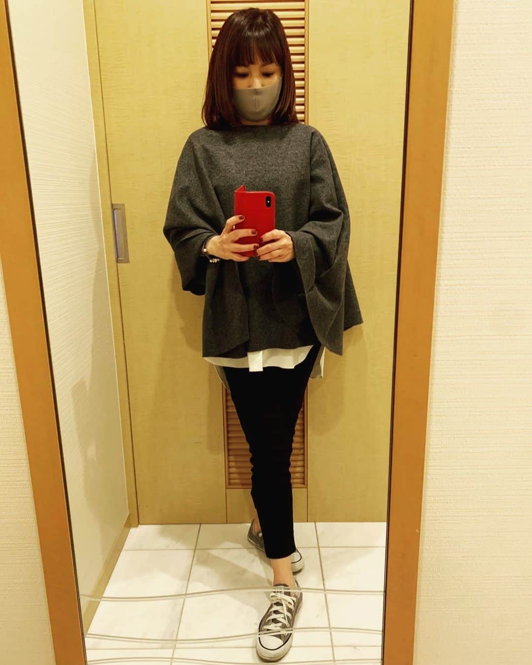 中澤裕子のインスタグラム：「poncho  先日の広島旅行の日のcoordinate。  たくさん歩く日は シンプルに動きやすさ重視。 ponchoは 軽いから疲れない。 pantsは ストレッチ抜群でこれも疲れない。 shoesは 履き慣れた痛くならないもの。  旅行は疲れないお洋服が良い😊  pants #BouJeloud  #casual #mamacode」