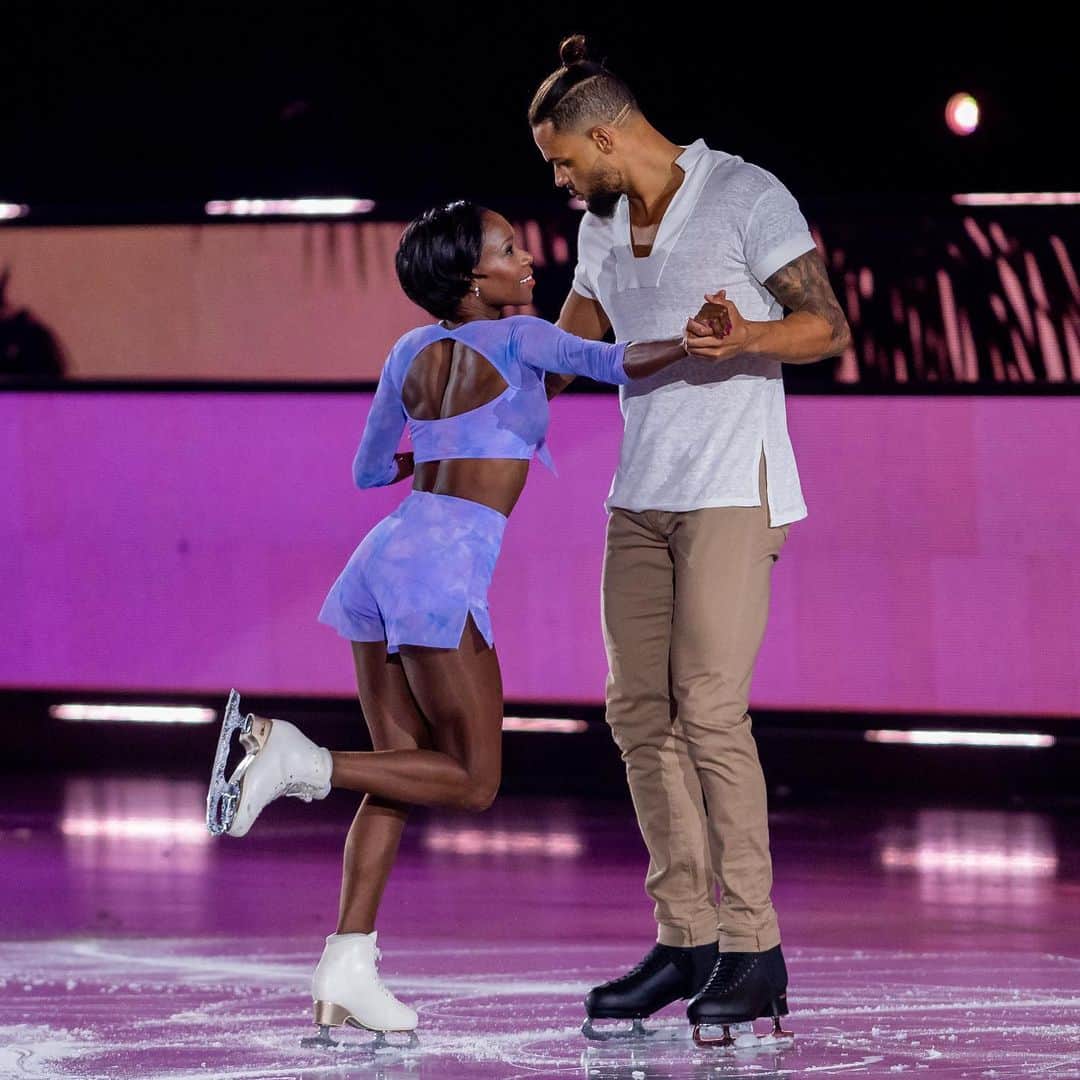 ヴァネッサ・ジェームスのインスタグラム：「What a fun night and performance! So proud of @dreamer_aliu78 💪🏾! @champagnepapi thank you for clearing a song for the first time in Battle of the Blades  history! 🙌🏾❤️🙏🏾 please vote vote vote at: https://www.cbc.ca/battlevote/  ❤️✊🏾」