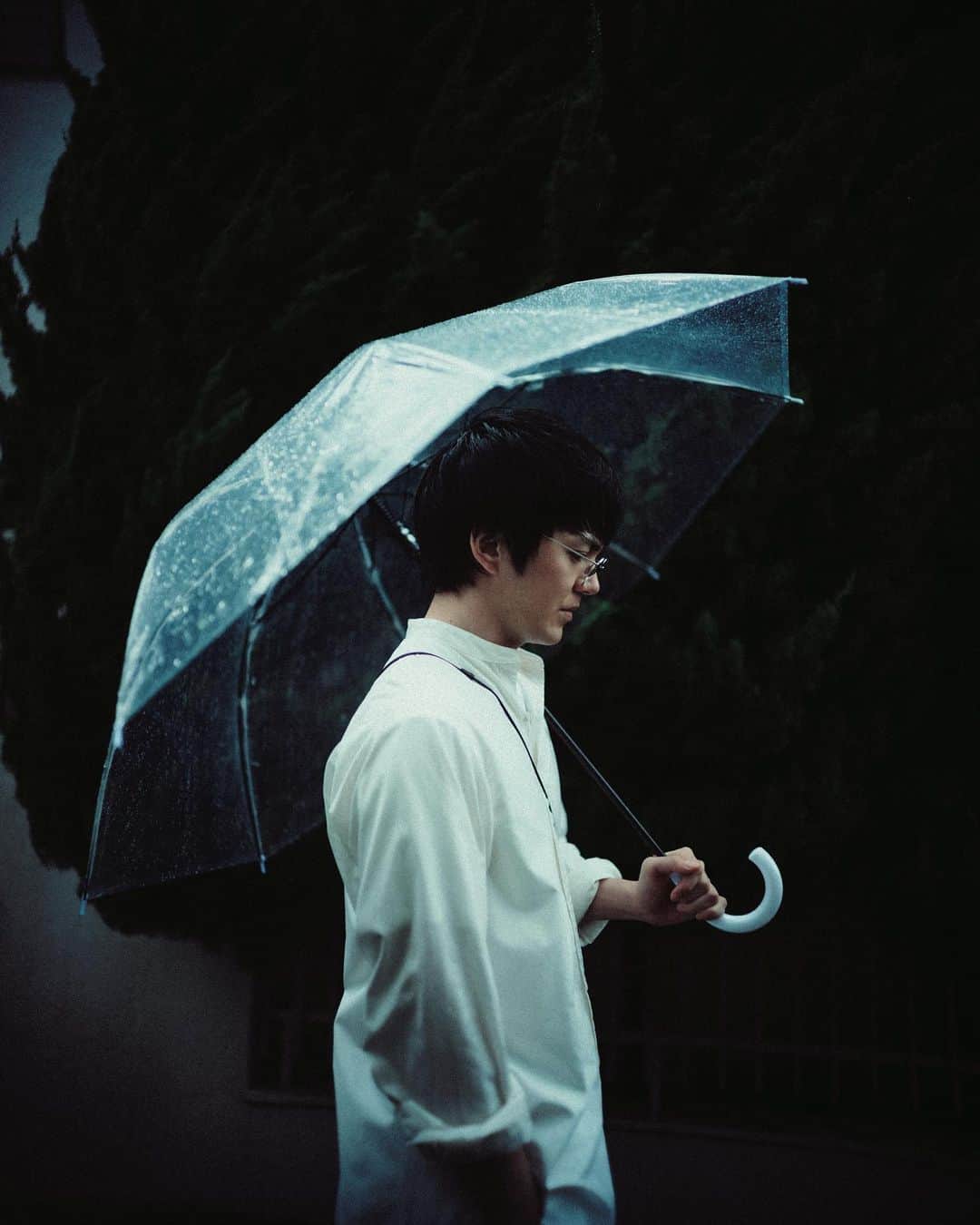 林響太朗のインスタグラム：「#林遣都 #cut #interview #umbrella #photography #fujifilm #gfx50r #写真集」
