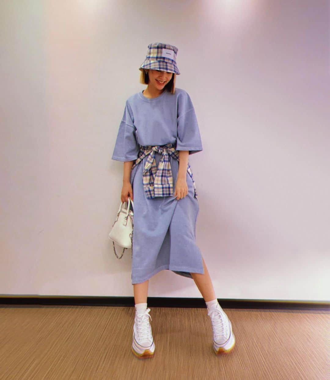 レイニー・ヤンのインスタグラム：「天氣真好☀️ 但好像準備要降溫了 教你們喔 衣服 不一定要穿上💁🏻‍♀️ 簡單的one piece 腰間綁著格子襯衫 再配上同色系的帽子 讓簡約的連衣裙變得更加搶眼 氣溫轉涼時還能把襯衫穿起來保暖 這樣的搭配是不是挺不賴的啊😉 PAZZO More Real系列就是這麼好搭 趕快學起來🥰  襯衫帽子皆為 @pazzo  鞋子 @converse  包包 @maisonmargiela  連衣裙品牌不詳  #ootd #穿搭照」