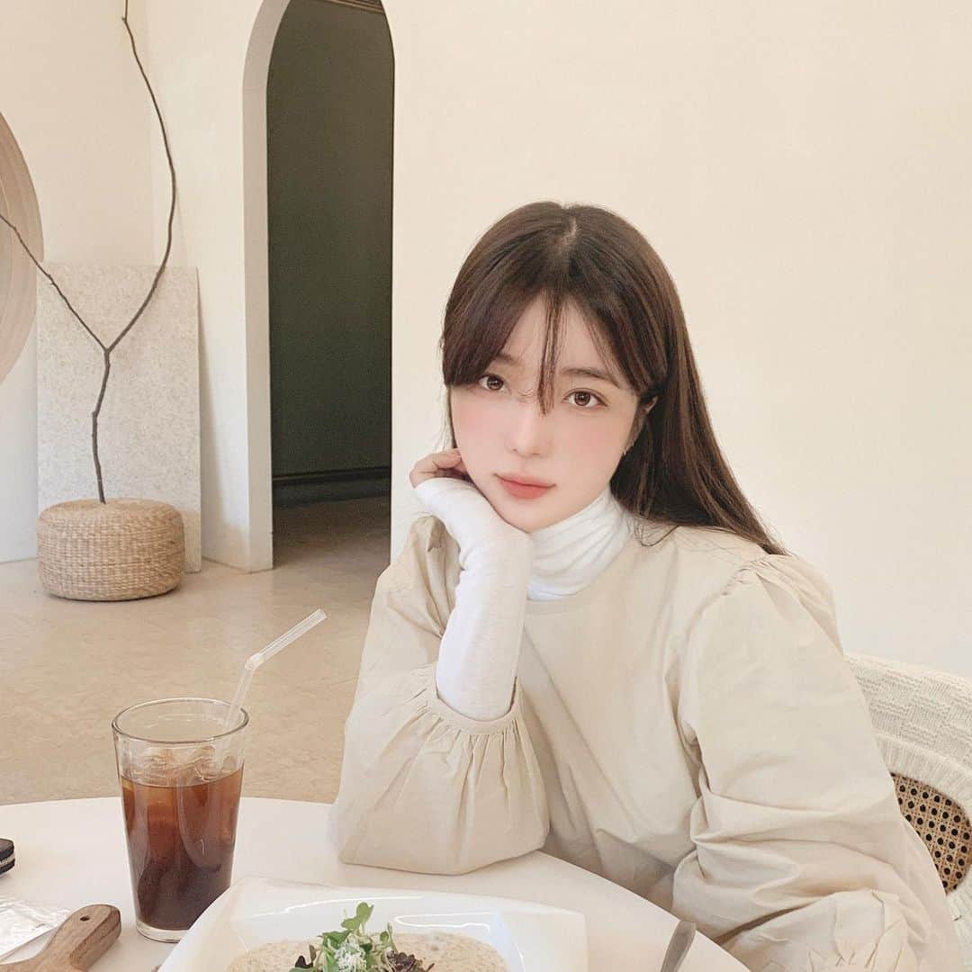 ユン・アラのインスタグラム：「잠시 후 오픈되는 마켓스포 조금만 할게요!!🌼  입이 간지러워서 도저히 못참고 😅😅 ✔️가디건 + 골덴원피스 + 워머목폴라  세트 구성이 단돈 8만원대..!!   단품으로도 구매가 가능하지만, 개인적으로 너무나 애정하는 코디이기 때문에 세트구매로 파격할인 결정을 내렸어요 💛🤎  하지만 결코 세트만 저렴한건 아니예요!! 포근 가디건 단독 가격도 3만원대..🤭 노마진이여도 뿌듯합니다 제 픽 좋아하시는 분들만 영원하다면  뭐든 다 줄거야 😎...✨  우리 조금이따 프로필링크로 4시에 만나요!!!」