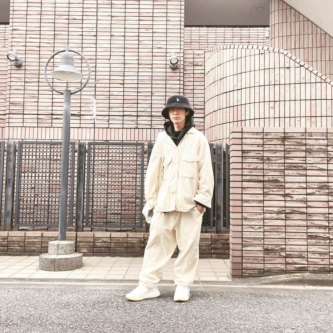 加藤 聖也のインスタグラム：「. 白い服の日💁🏻‍♂️ 最近愛用してる CALVIN KLEINのバッグ :) 大きくてたくさん入る😌 バックの中身ごちゃごちゃね😂 #dayoff #fashion #cordinate #ootd #street #GU #KANGOL #CALVINKLEIN #supreme #STELLAMcCARTNEY #NIKE以外のスニーカー久しぶりに履いた」