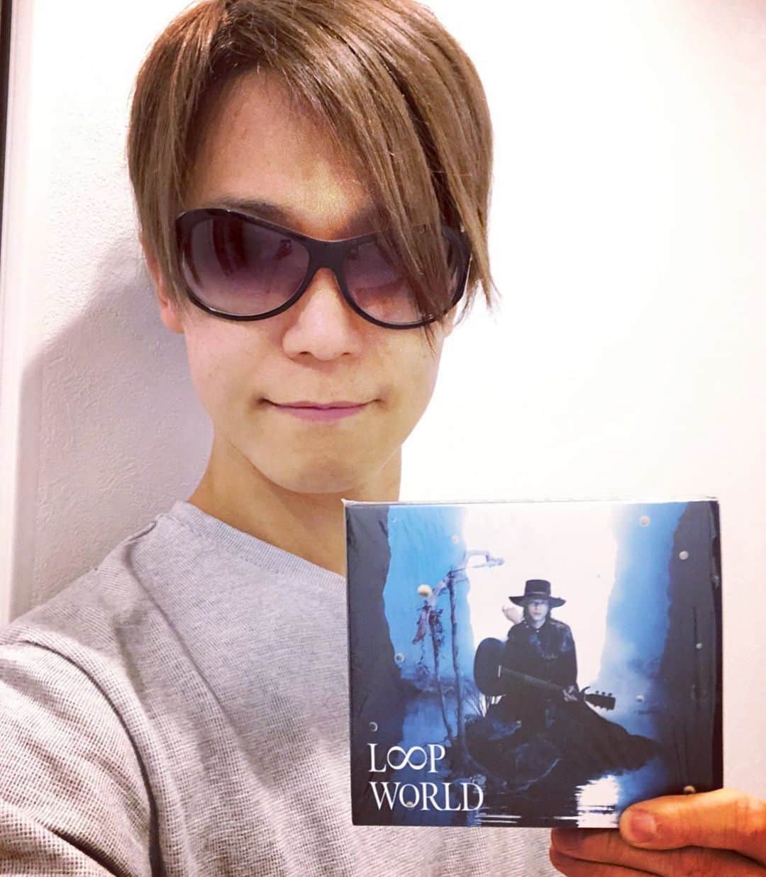 SHINPEIのインスタグラム：「BREAKERZギタリストAKIHIDE ﻿ ソロ8枚目のALBUM「LOOP WORLD」﻿ いよいよ11/25にリリース！﻿ ﻿ だいぶ早めにフライングゲット〜^_^ ﻿ メンバーの特権フル活用しちゃった、、、﻿ ﻿ 来週には皆で、このアルバムを楽しもうねっ！﻿ ﻿ #BREAKERZ﻿ #AKIHIDE﻿ #LOOPWORLD﻿」