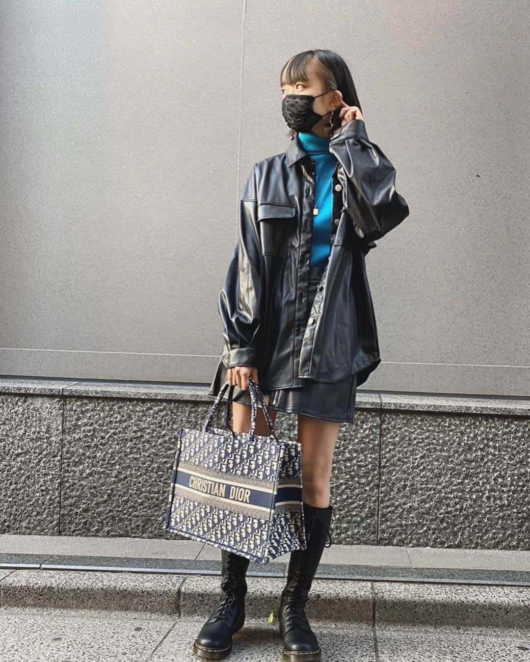 のインスタグラム：「👕👖👟  👕#import  🧥#epimiépimmy  👖#import 👢#drmartens  👜#dior 😷#wego 💎#tiffany   新しく買ったマーチン20ホール👢 DIORの #ブックトート。3ヶ月くらい前にGetしてやっと使い出したよ👜💓💓  #code#fashion#codinate#コーデ#ちゃりふぁっしょん」