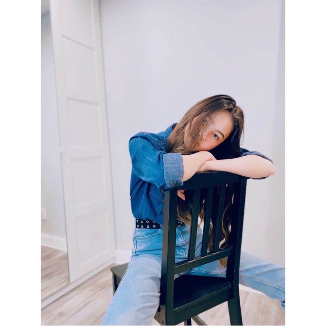 Eidaさんのインスタグラム写真 - (EidaInstagram)「上下デニムの続き👖﻿ ﻿ 少しずつポーズと色が違う3枚📸﻿どれがいいかな？🤔 ﻿ ﻿ ﻿ ﻿ ﻿ ﻿ ﻿ #チーク #デニムコーデ　#ロングヘア #ロング巻き #リーバイス #中学2年生 #staysafe #teensfashion #denimfashion #levis﻿jeans #로스앤젤레스  #14살 #데일리패션 #셀카놀이﻿」11月20日 14時32分 - lespros_eida